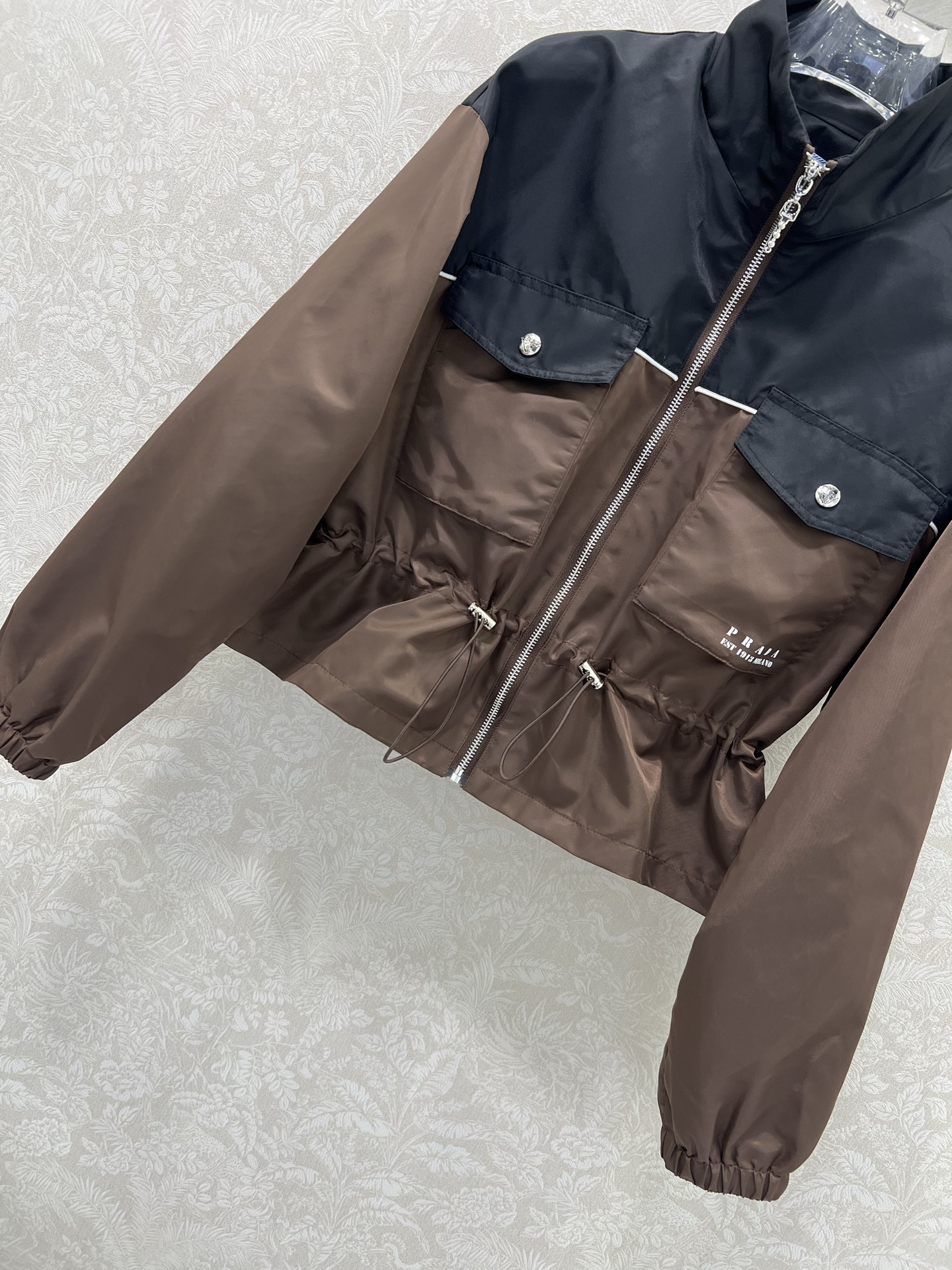 🔥PRAD*25新款撞色冲锋衣尼龙立领外套 采用高级水洗尼龙棉质斜纹面料质感满满！腰部抽绳随性调节，打造