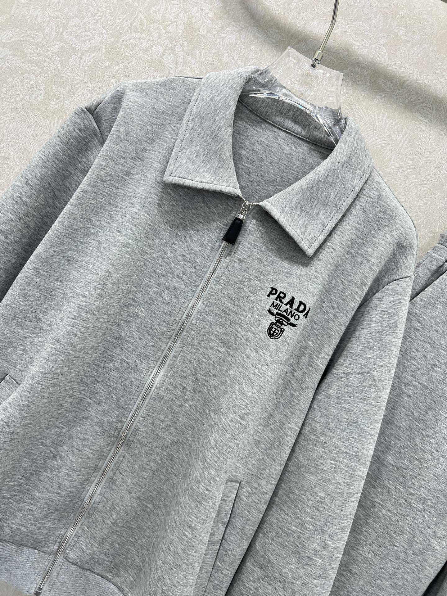 🔥🔥 Prad*25新款套装 连帽拉链外套➕小直筒长裤的组合 外套字母刺绣 休闲复古又时髦 简约的线条轮