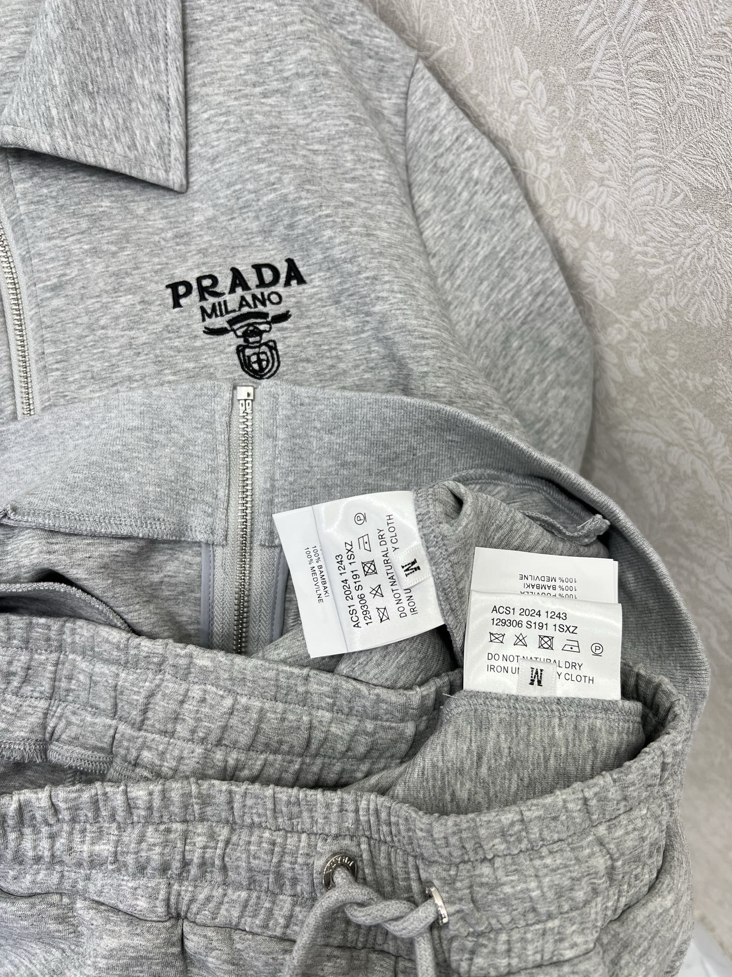 🔥🔥 Prad*25新款套装 连帽拉链外套➕小直筒长裤的组合 外套字母刺绣 休闲复古又时髦 简约的线条轮