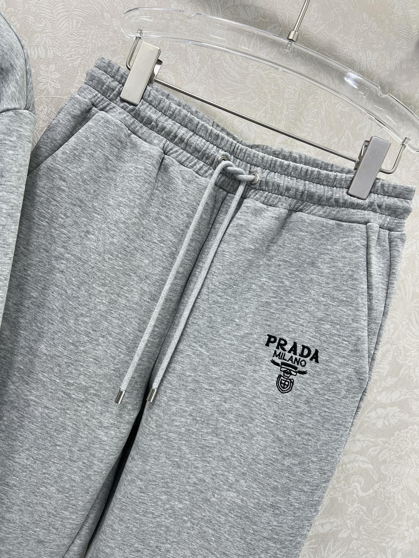 🔥🔥 Prad*25新款套装 连帽拉链外套➕小直筒长裤的组合 外套字母刺绣 休闲复古又时髦 简约的线条轮