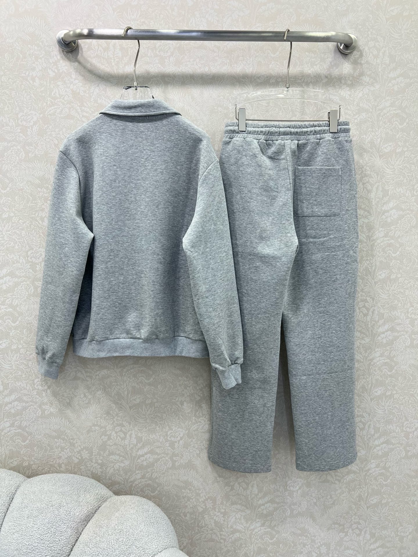 🔥🔥 Prad*25新款套装 连帽拉链外套➕小直筒长裤的组合 外套字母刺绣 休闲复古又时髦 简约的线条轮