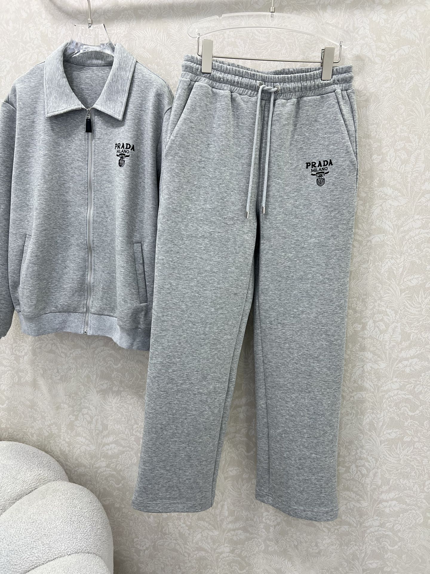 🔥🔥 Prad*25新款套装 连帽拉链外套➕小直筒长裤的组合 外套字母刺绣 休闲复古又时髦 简约的线条轮