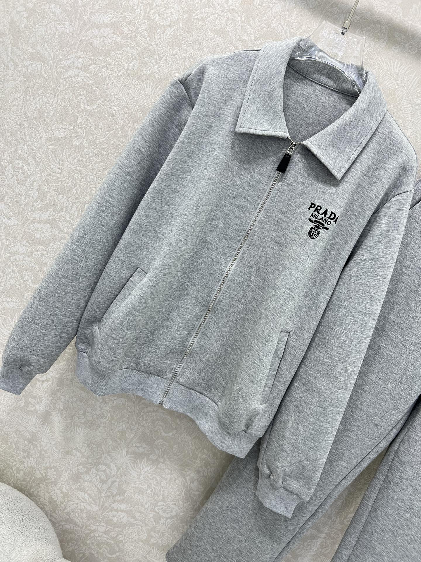 🔥🔥 Prad*25新款套装 连帽拉链外套➕小直筒长裤的组合 外套字母刺绣 休闲复古又时髦 简约的线条轮