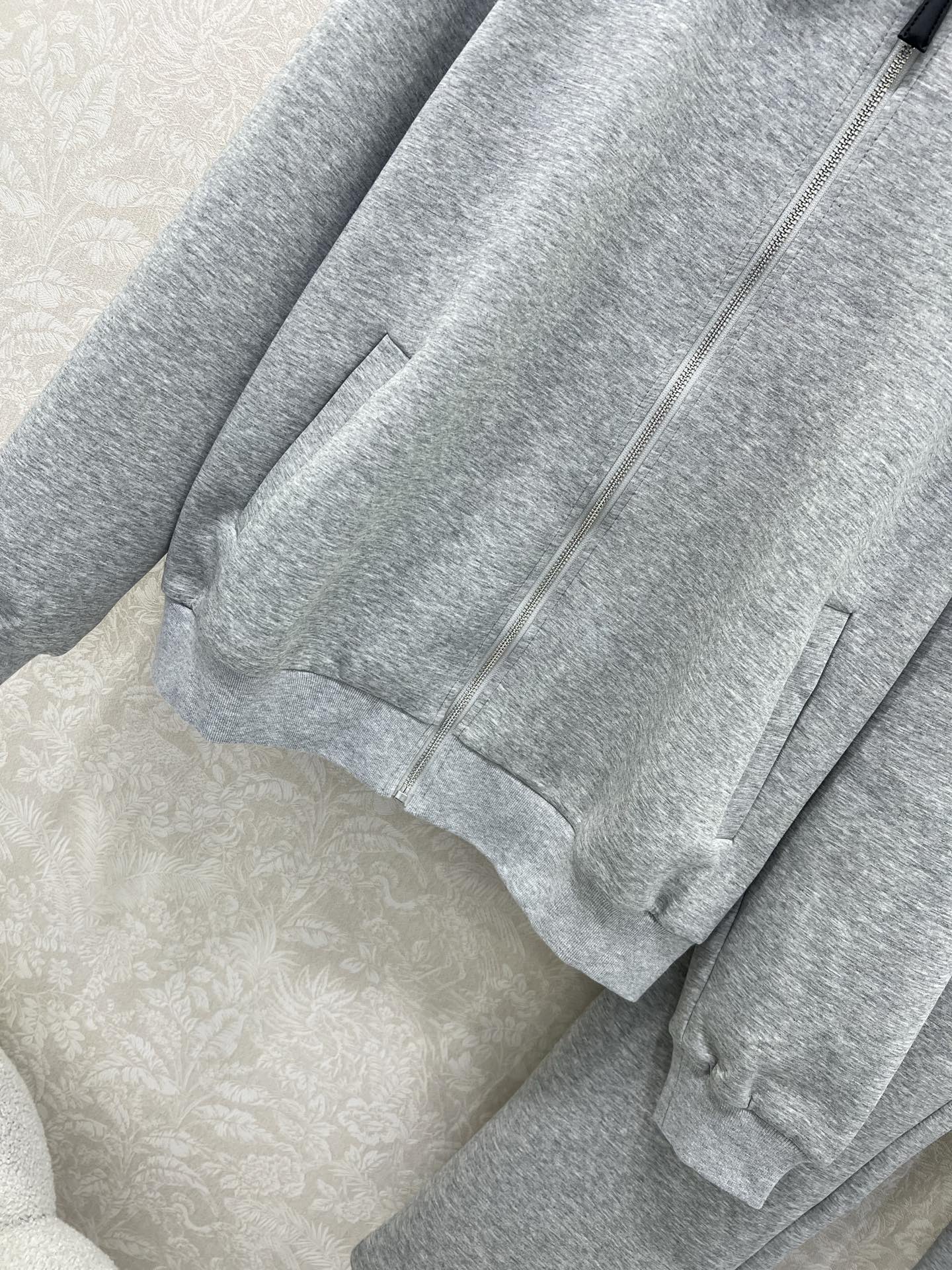 🔥🔥 Prad*25新款套装 连帽拉链外套➕小直筒长裤的组合 外套字母刺绣 休闲复古又时髦 简约的线条轮