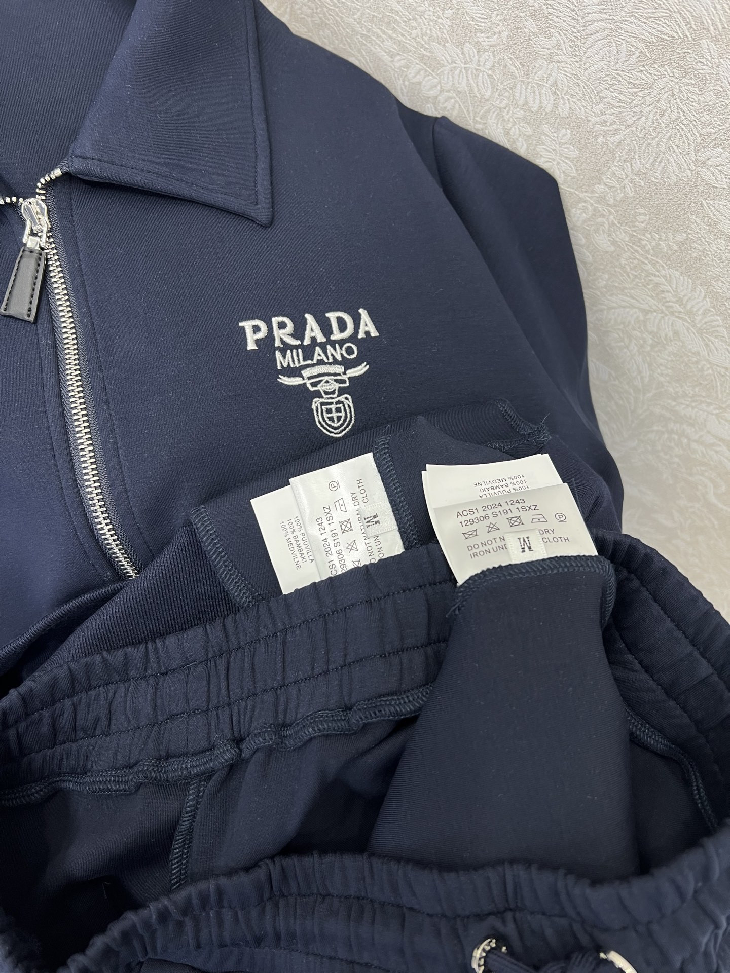 🔥🔥 Prad*25新款套装 连帽拉链外套➕小直筒长裤的组合 外套字母刺绣 休闲复古又时髦 简约的线条轮