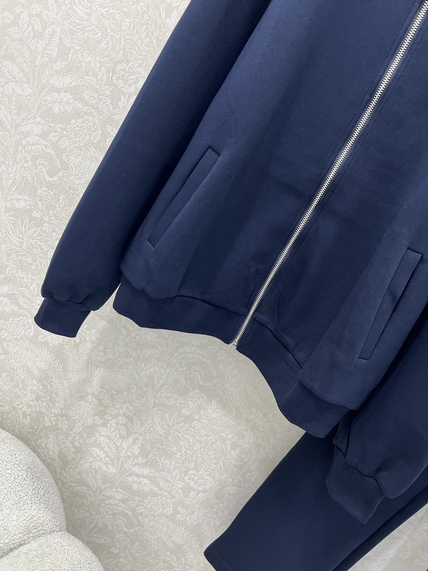 🔥🔥 Prad*25新款套装 连帽拉链外套➕小直筒长裤的组合 外套字母刺绣 休闲复古又时髦 简约的线条轮