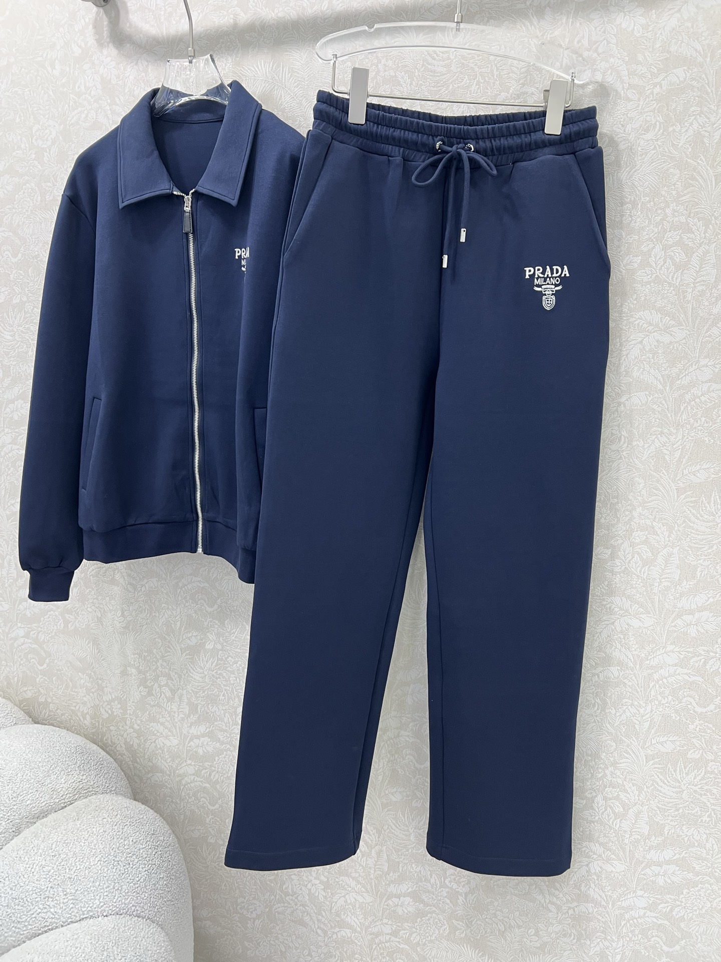 🔥🔥 Prad*25新款套装 连帽拉链外套➕小直筒长裤的组合 外套字母刺绣 休闲复古又时髦 简约的线条轮