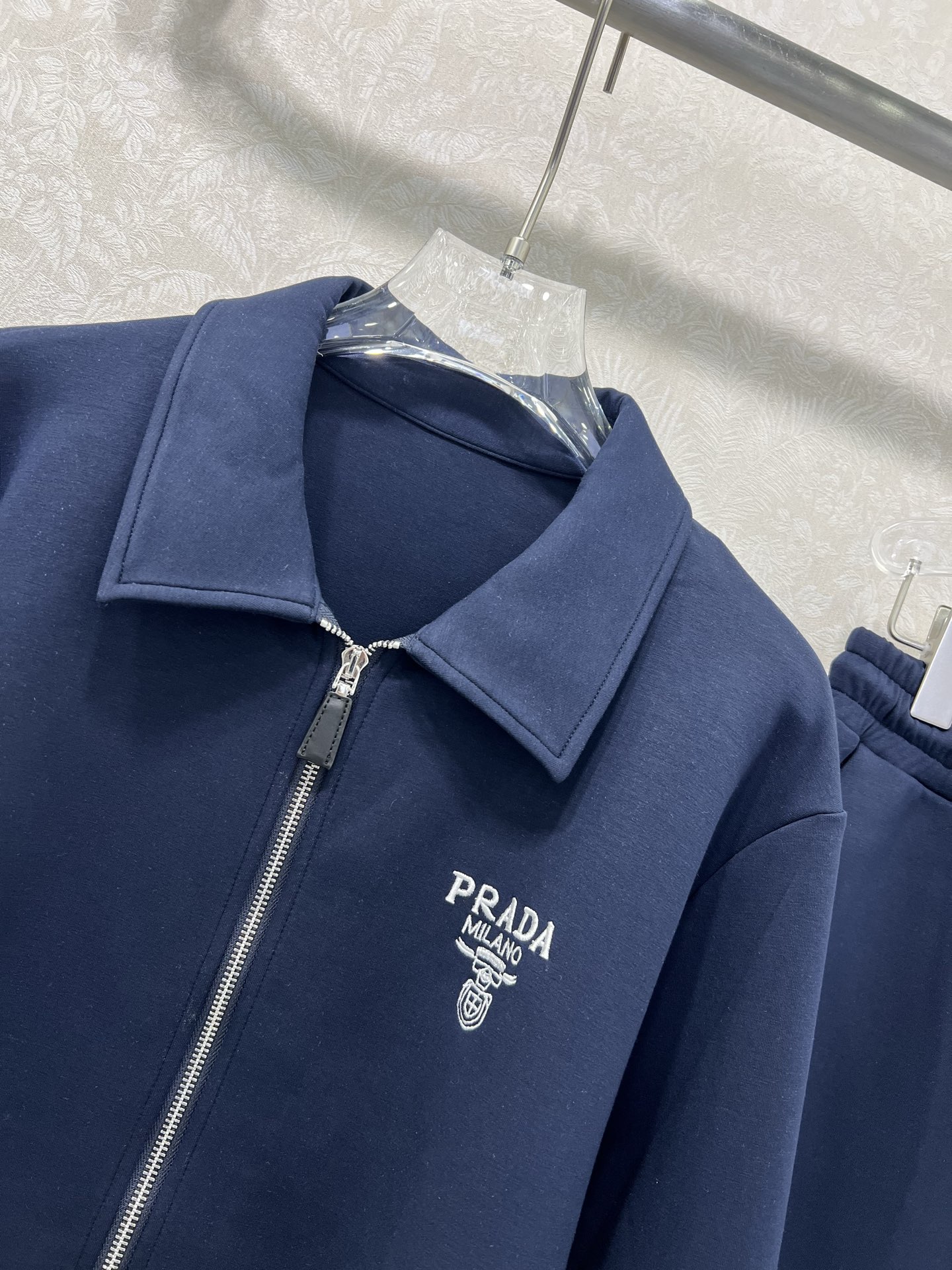 🔥🔥 Prad*25新款套装 连帽拉链外套➕小直筒长裤的组合 外套字母刺绣 休闲复古又时髦 简约的线条轮