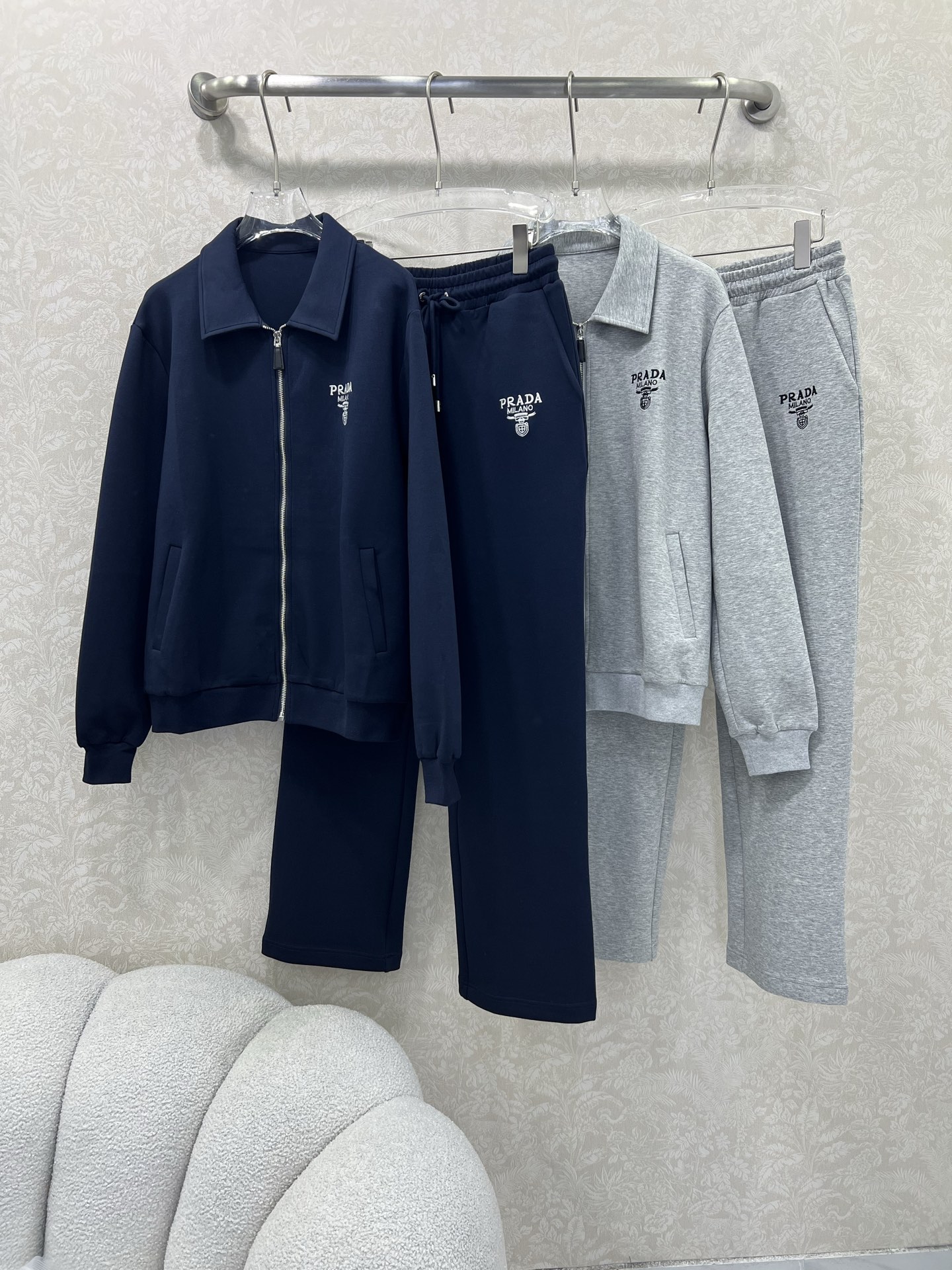 🔥🔥 Prad*25新款套装 连帽拉链外套➕小直筒长裤的组合 外套字母刺绣 休闲复古又时髦 简约的线条轮