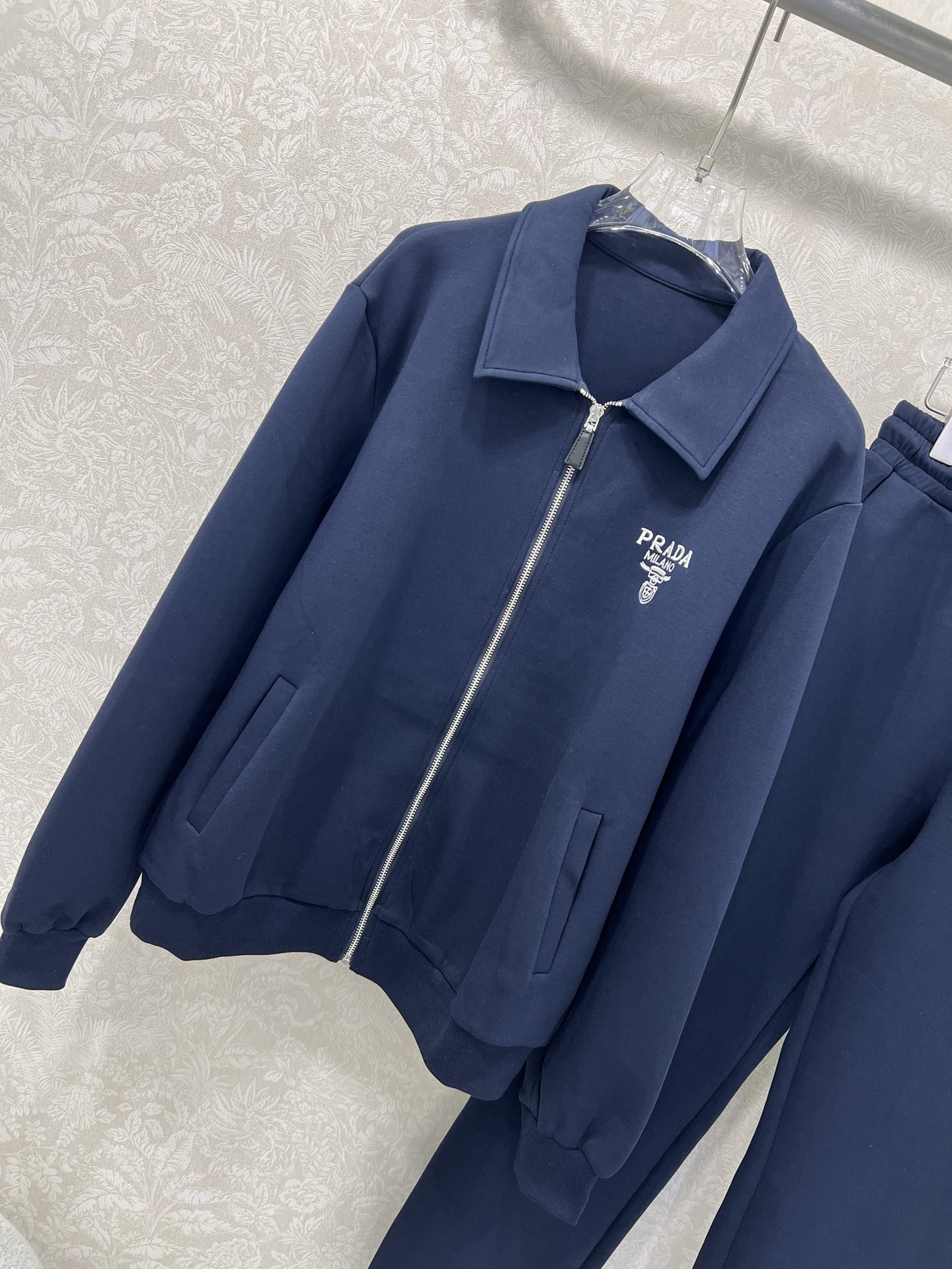 🔥🔥 Prad*25新款套装 连帽拉链外套➕小直筒长裤的组合 外套字母刺绣 休闲复古又时髦 简约的线条轮