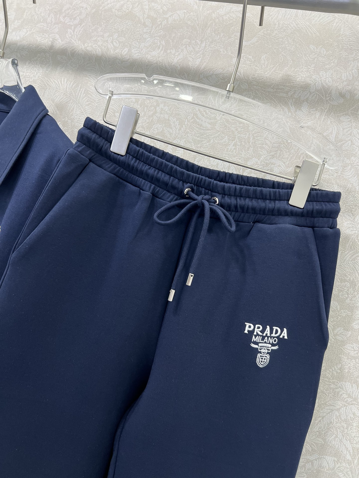 🔥🔥 Prad*25新款套装 连帽拉链外套➕小直筒长裤的组合 外套字母刺绣 休闲复古又时髦 简约的线条轮
