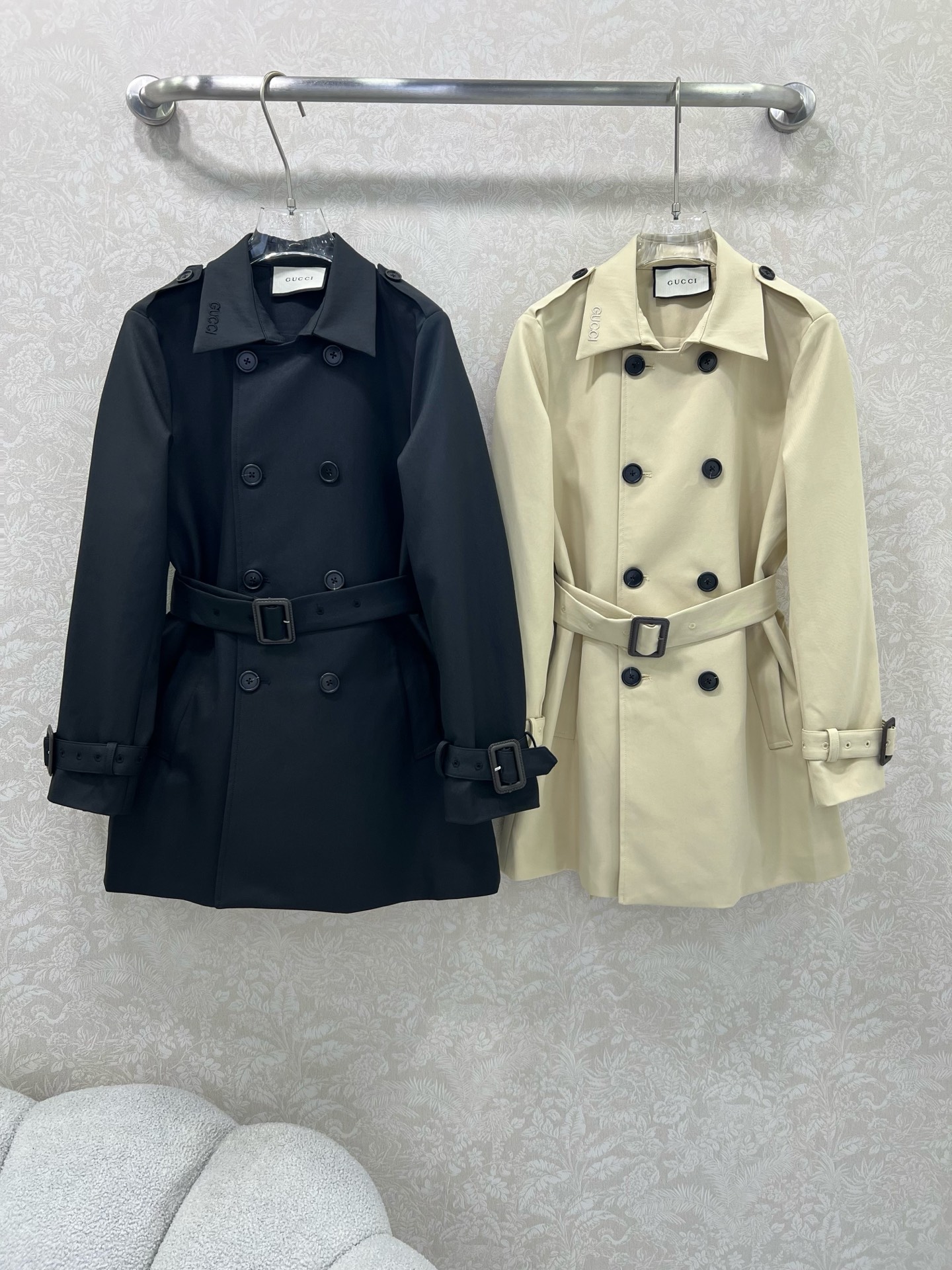 🔥🔥 GUCC*25 短款风衣外套 气质翻领领口字母刺绣 双排扣设计时髦又高级！配送定制腰带袖带 随性优