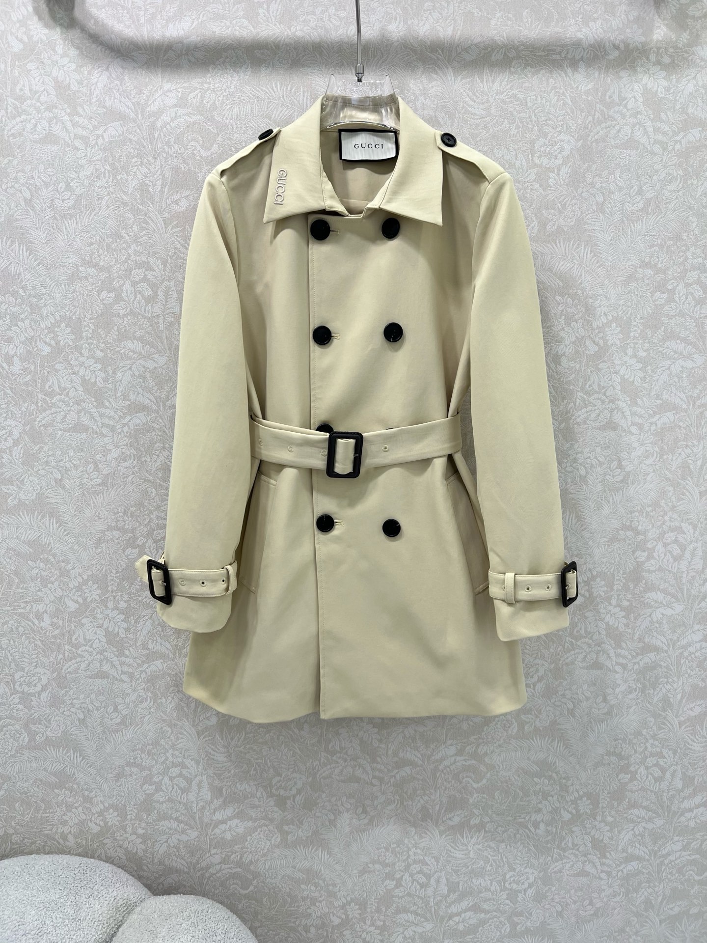 🔥🔥 GUCC*25 短款风衣外套 气质翻领领口字母刺绣 双排扣设计时髦又高级！配送定制腰带袖带 随性优