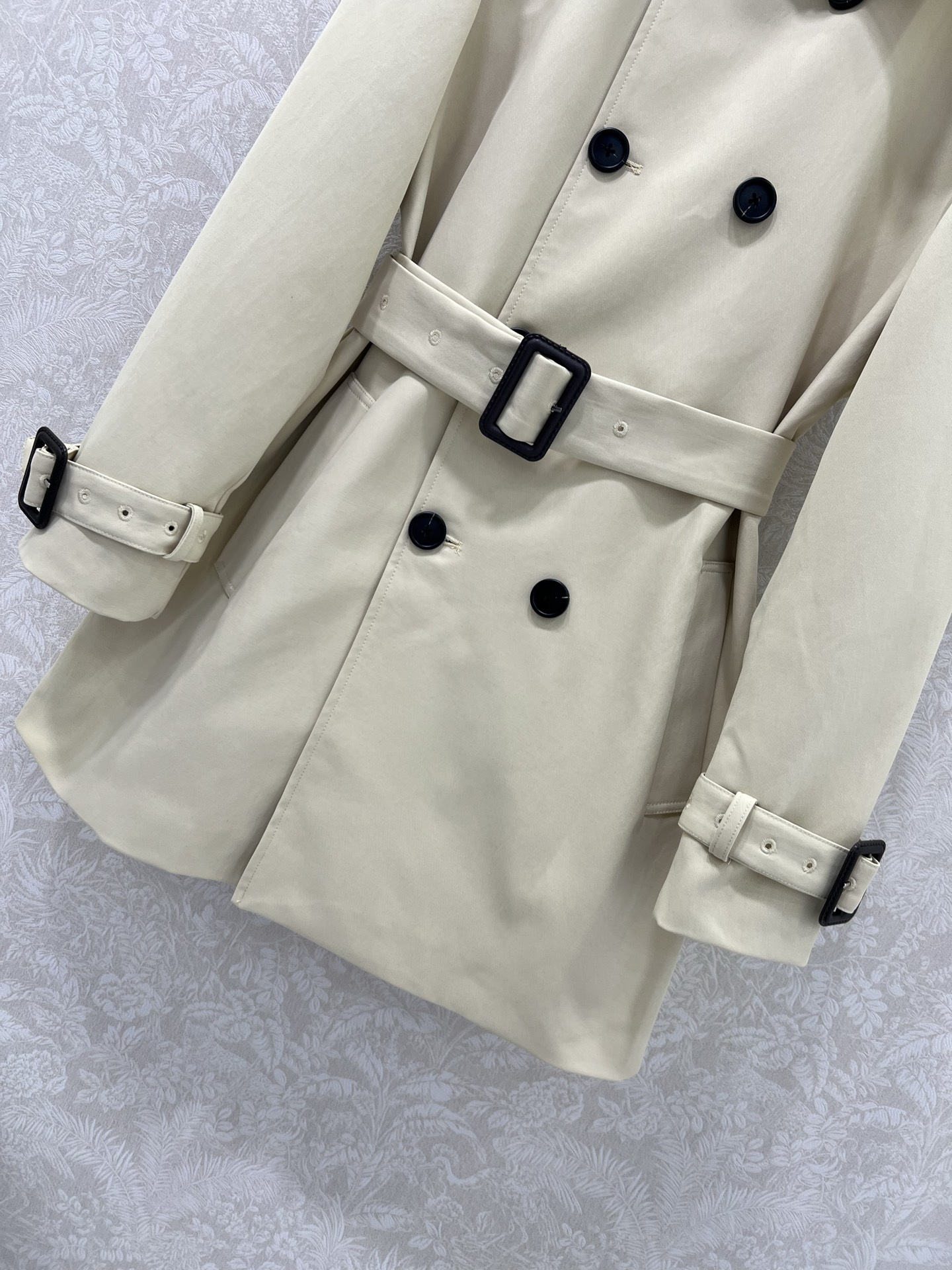 🔥🔥 GUCC*25 短款风衣外套 气质翻领领口字母刺绣 双排扣设计时髦又高级！配送定制腰带袖带 随性优