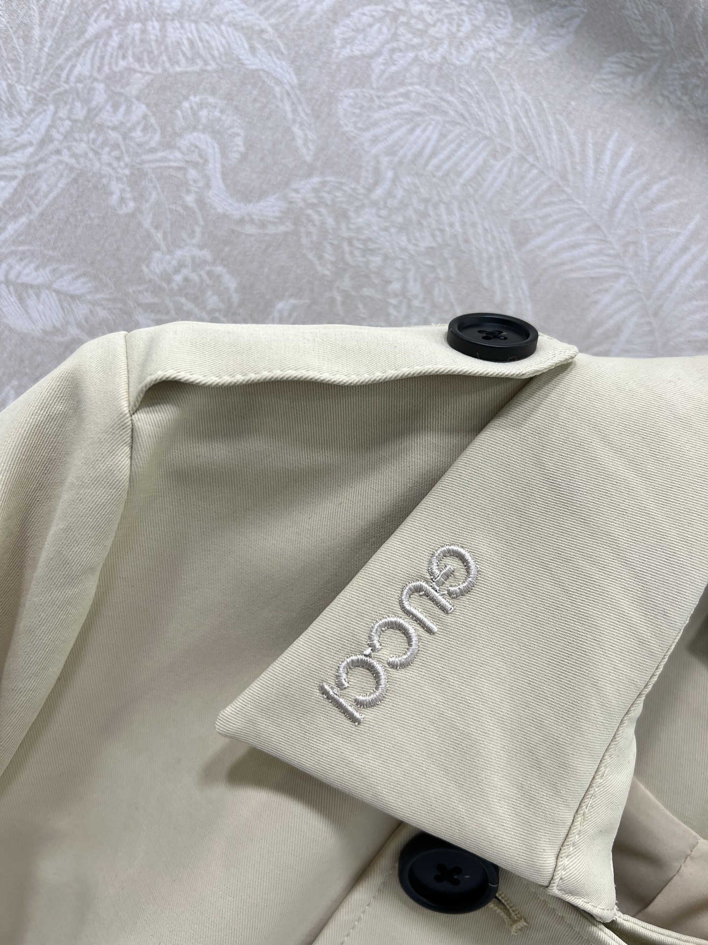 🔥🔥 GUCC*25 短款风衣外套 气质翻领领口字母刺绣 双排扣设计时髦又高级！配送定制腰带袖带 随性优