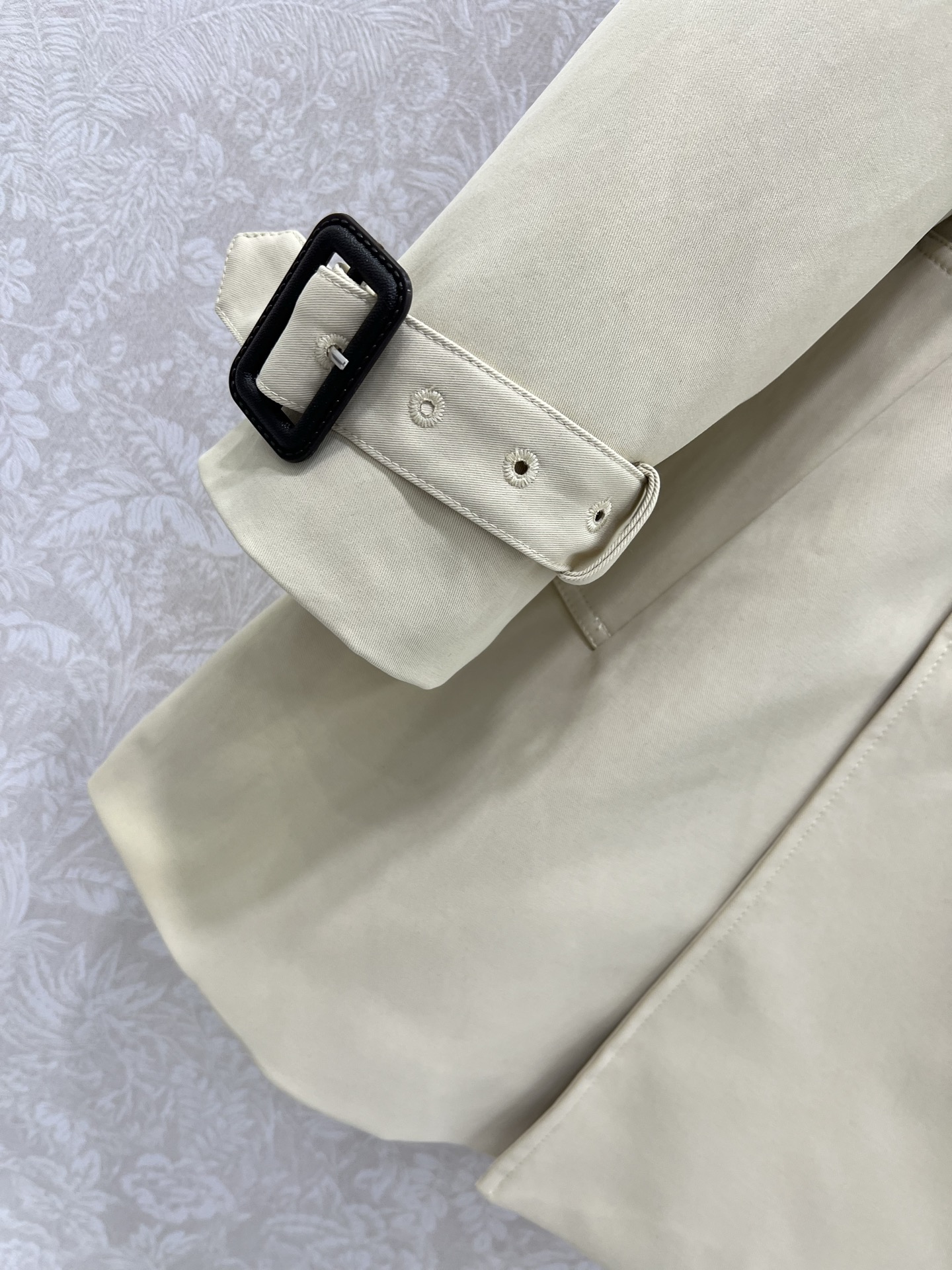 🔥🔥 GUCC*25 短款风衣外套 气质翻领领口字母刺绣 双排扣设计时髦又高级！配送定制腰带袖带 随性优