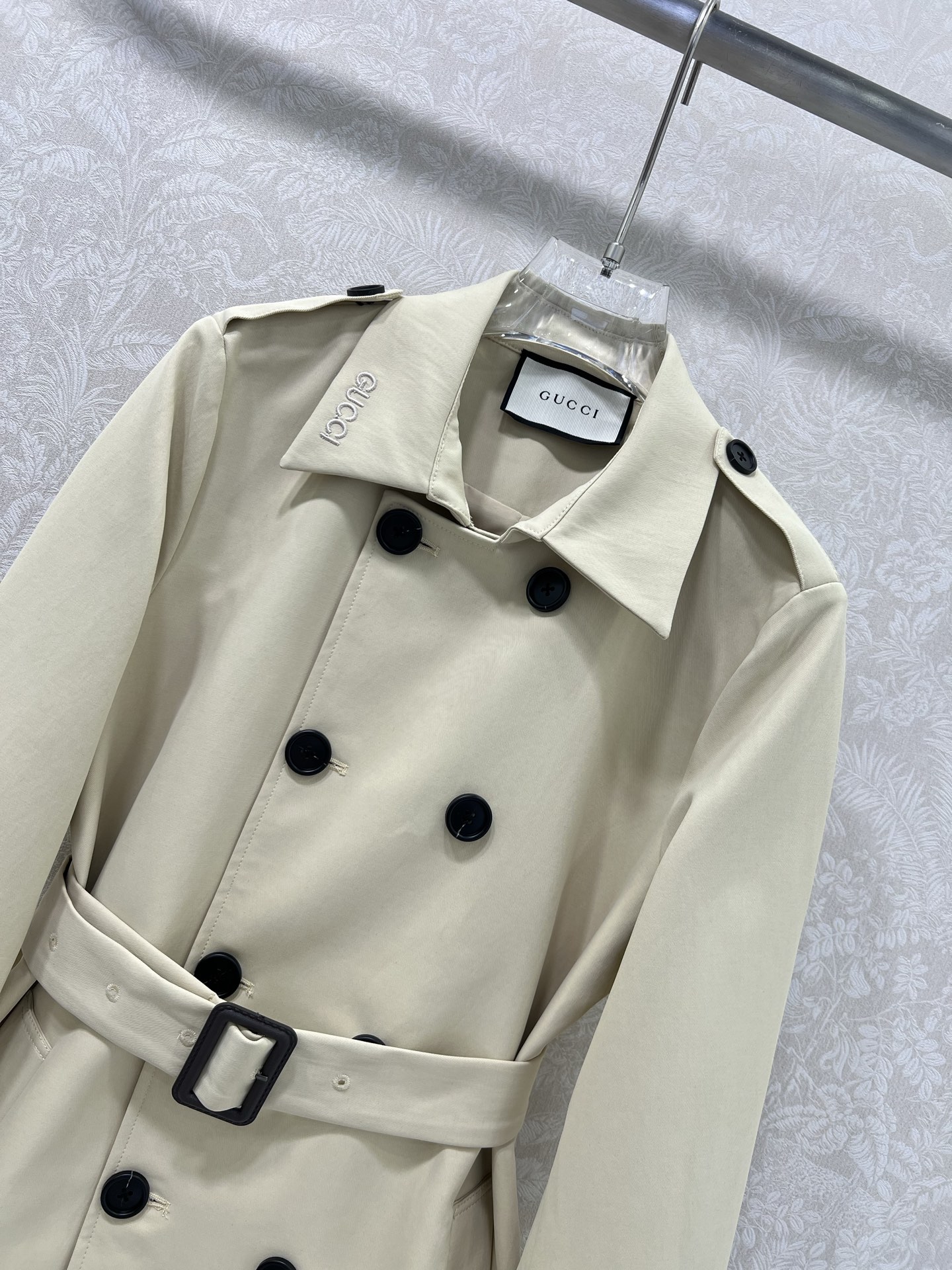 🔥🔥 GUCC*25 短款风衣外套 气质翻领领口字母刺绣 双排扣设计时髦又高级！配送定制腰带袖带 随性优