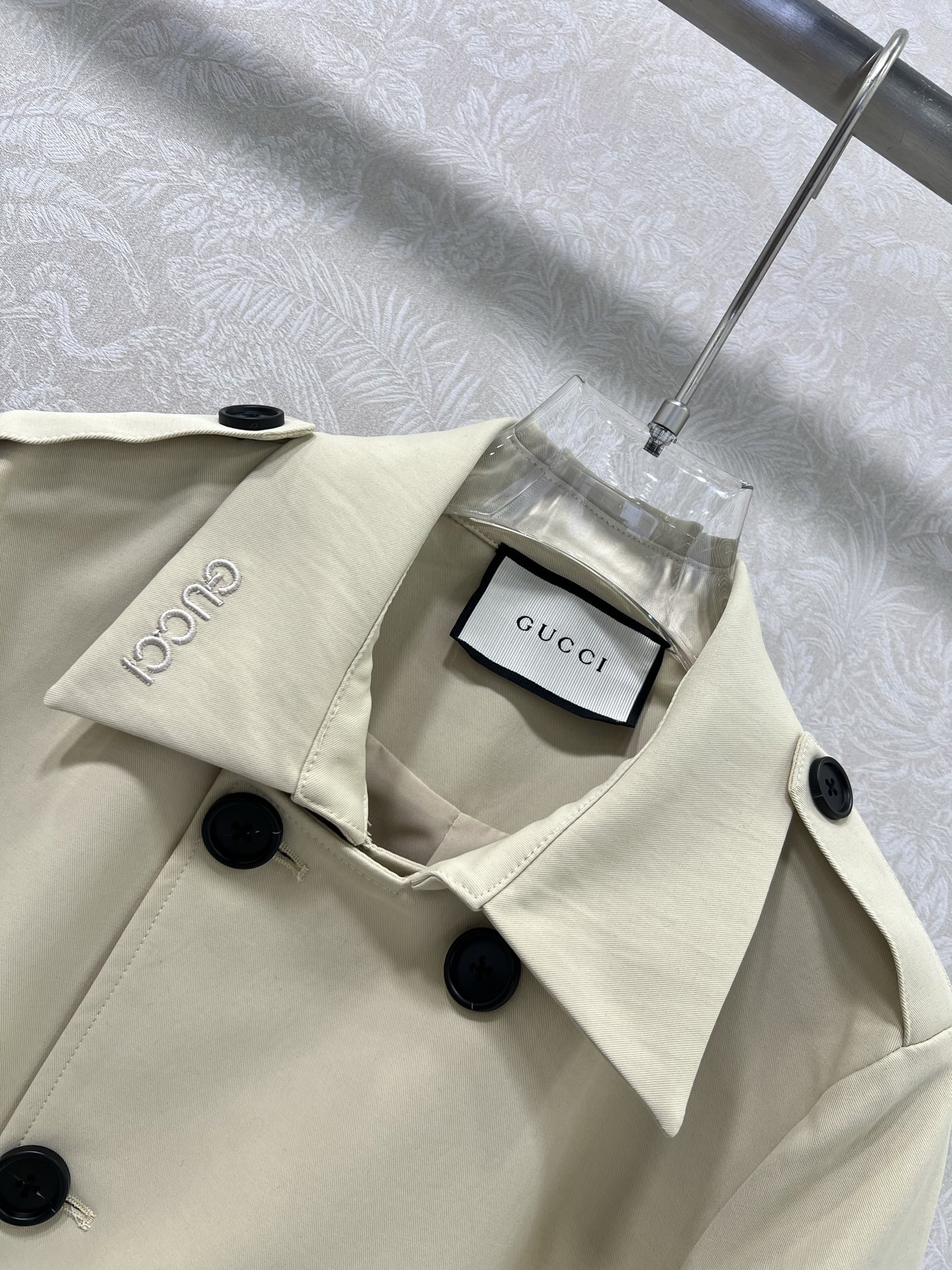 🔥🔥 GUCC*25 短款风衣外套 气质翻领领口字母刺绣 双排扣设计时髦又高级！配送定制腰带袖带 随性优