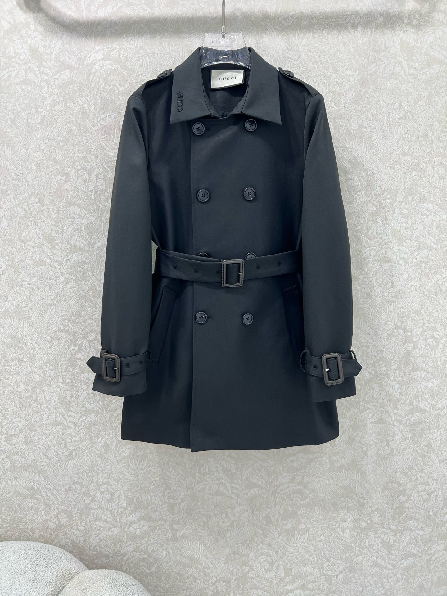 🔥🔥 GUCC*25 短款风衣外套 气质翻领领口字母刺绣 双排扣设计时髦又高级！配送定制腰带袖带 随性优