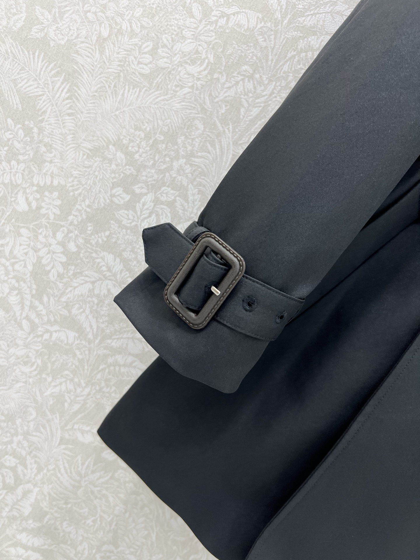 🔥🔥 GUCC*25 短款风衣外套 气质翻领领口字母刺绣 双排扣设计时髦又高级！配送定制腰带袖带 随性优