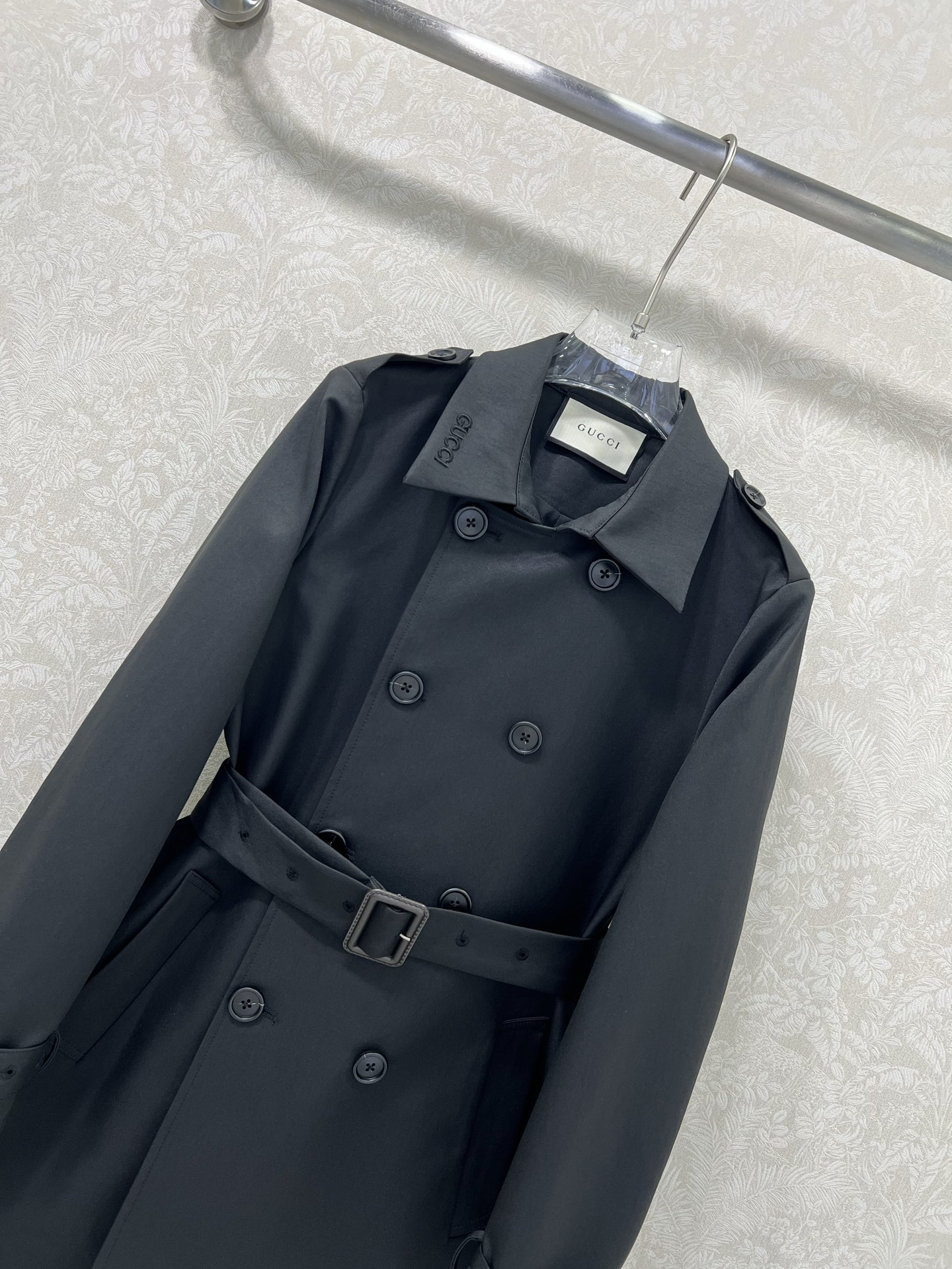 🔥🔥 GUCC*25 短款风衣外套 气质翻领领口字母刺绣 双排扣设计时髦又高级！配送定制腰带袖带 随性优