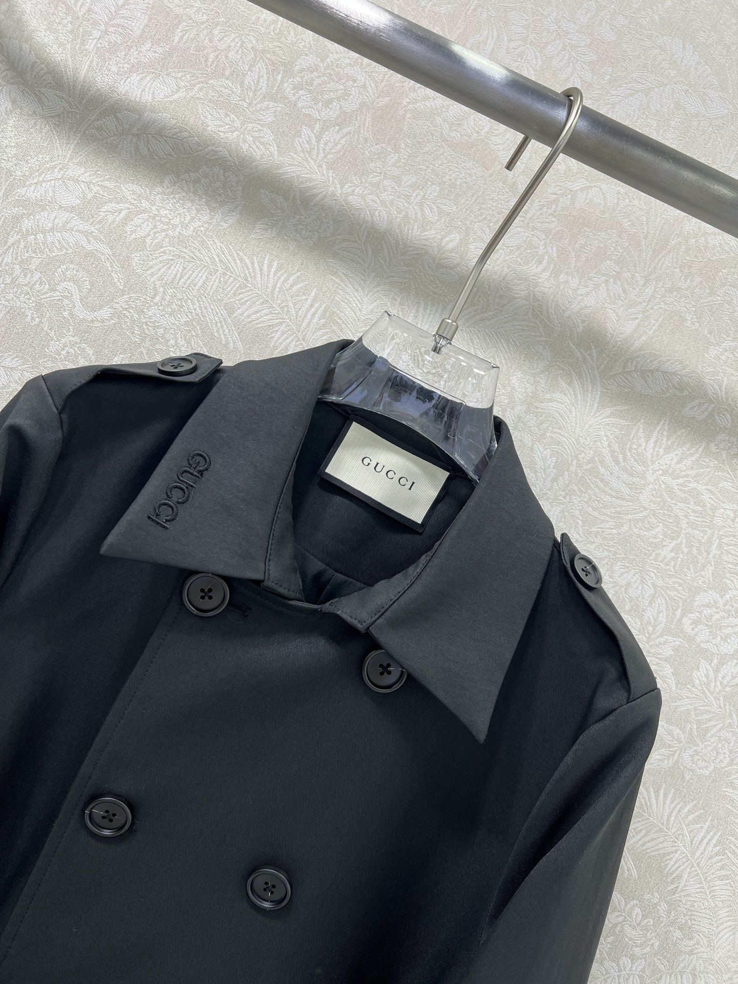 🔥🔥 GUCC*25 短款风衣外套 气质翻领领口字母刺绣 双排扣设计时髦又高级！配送定制腰带袖带 随性优