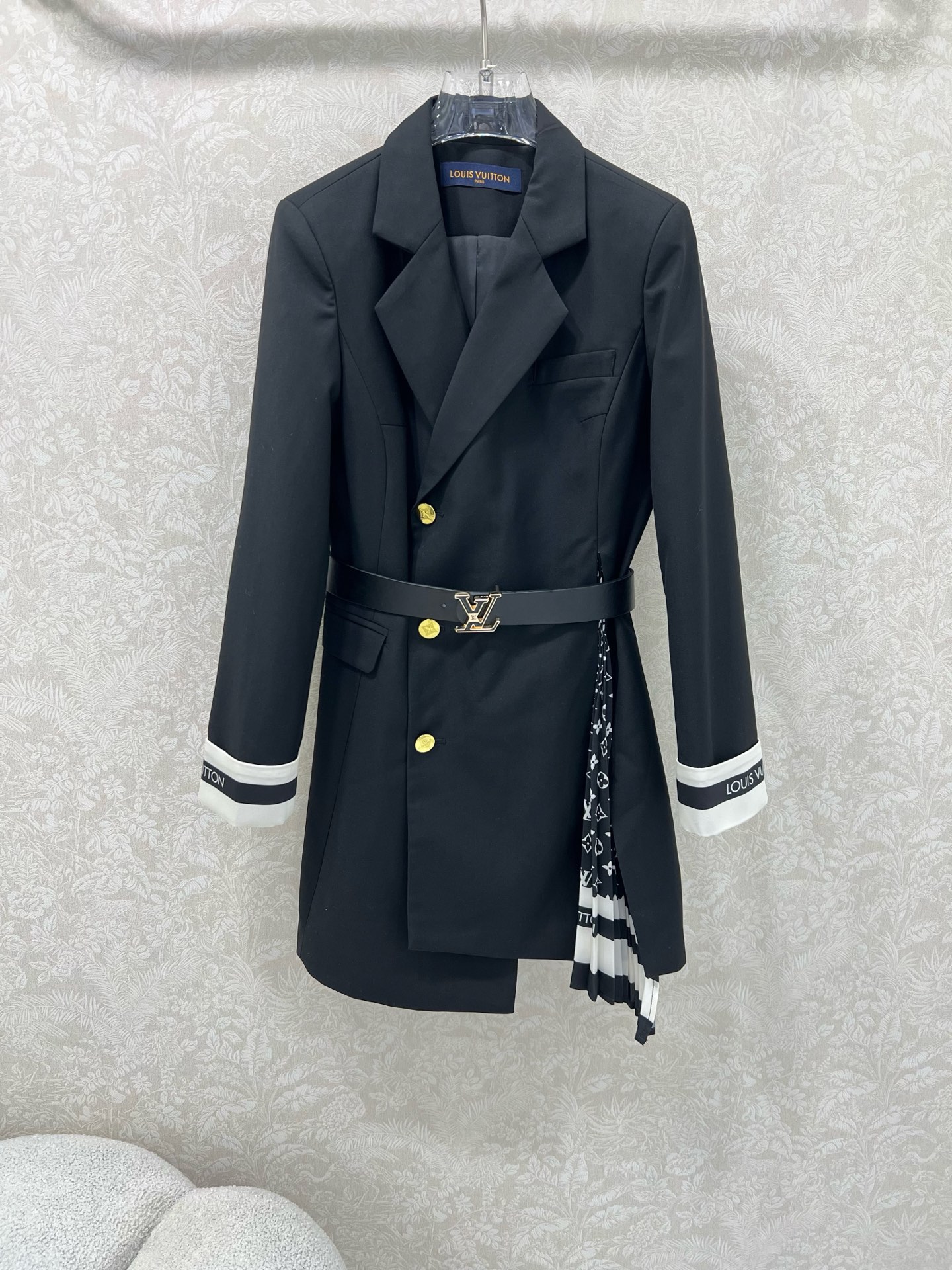 🔥🔥Louis Vui*ton 25新款 翻领不规则中长款西装外套 袖口与裙身拼接logo老花百褶设计 