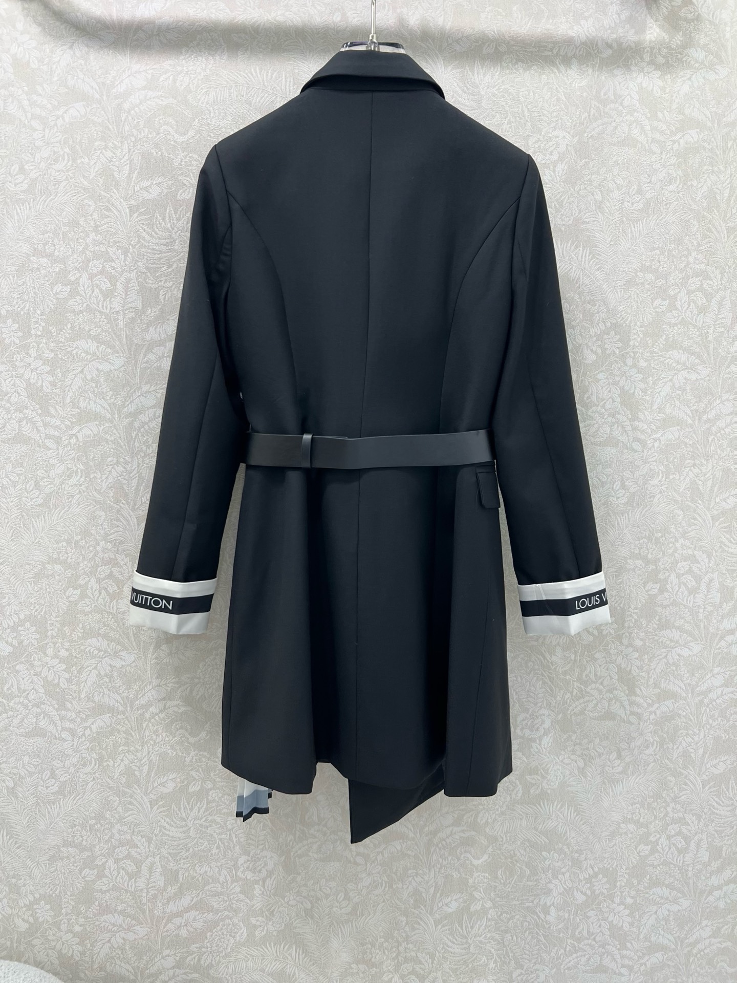🔥🔥Louis Vui*ton 25新款 翻领不规则中长款西装外套 袖口与裙身拼接logo老花百褶设计 