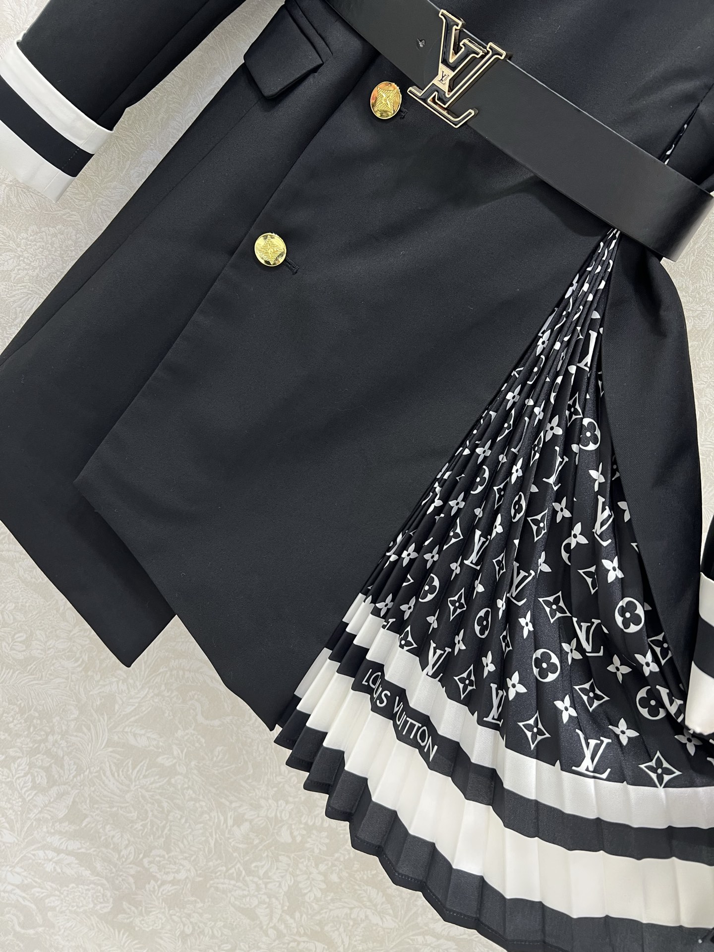 🔥🔥Louis Vui*ton 25新款 翻领不规则中长款西装外套 袖口与裙身拼接logo老花百褶设计 