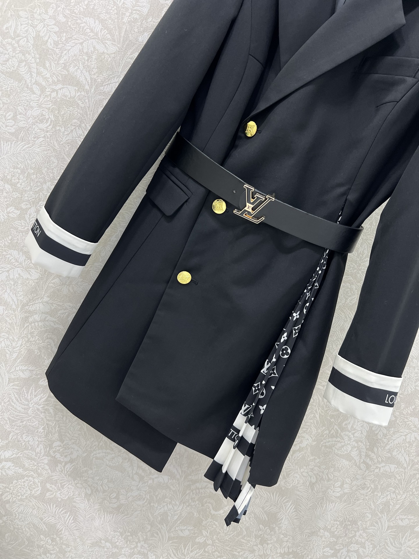 🔥🔥Louis Vui*ton 25新款 翻领不规则中长款西装外套 袖口与裙身拼接logo老花百褶设计 