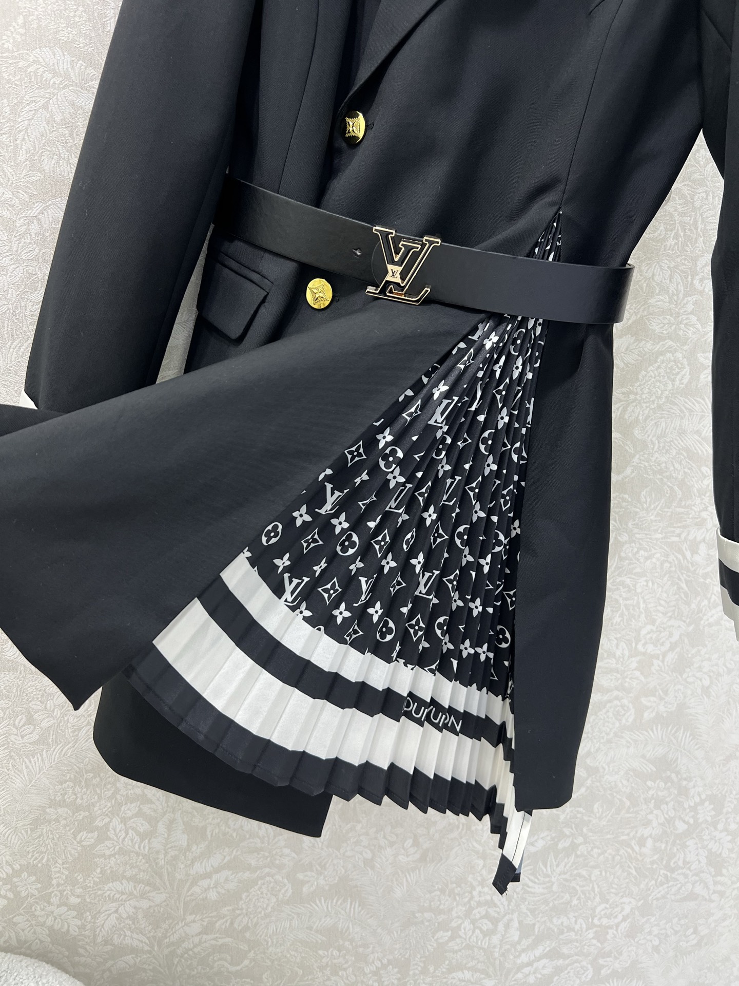 🔥🔥Louis Vui*ton 25新款 翻领不规则中长款西装外套 袖口与裙身拼接logo老花百褶设计 