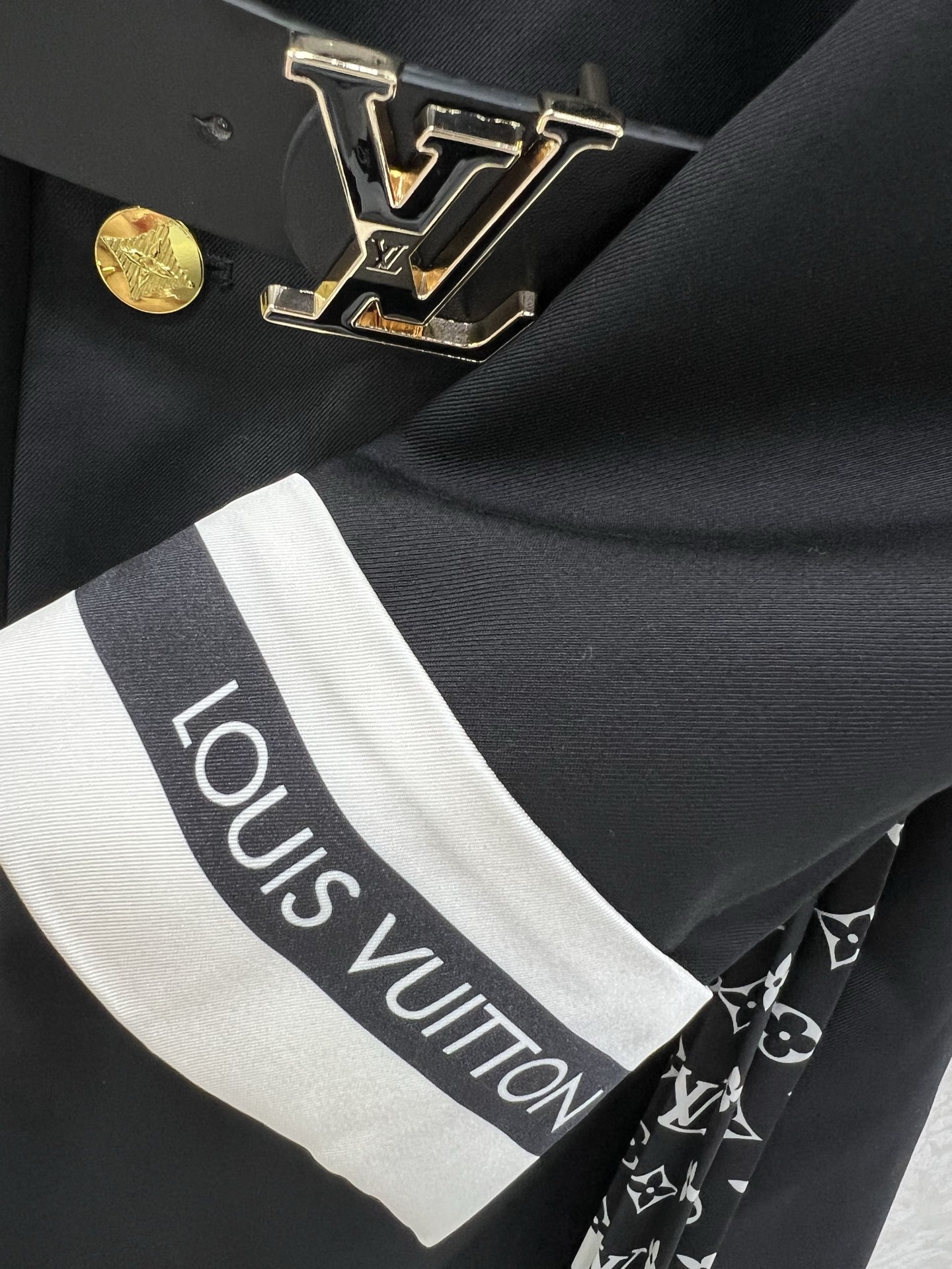 🔥🔥Louis Vui*ton 25新款 翻领不规则中长款西装外套 袖口与裙身拼接logo老花百褶设计 