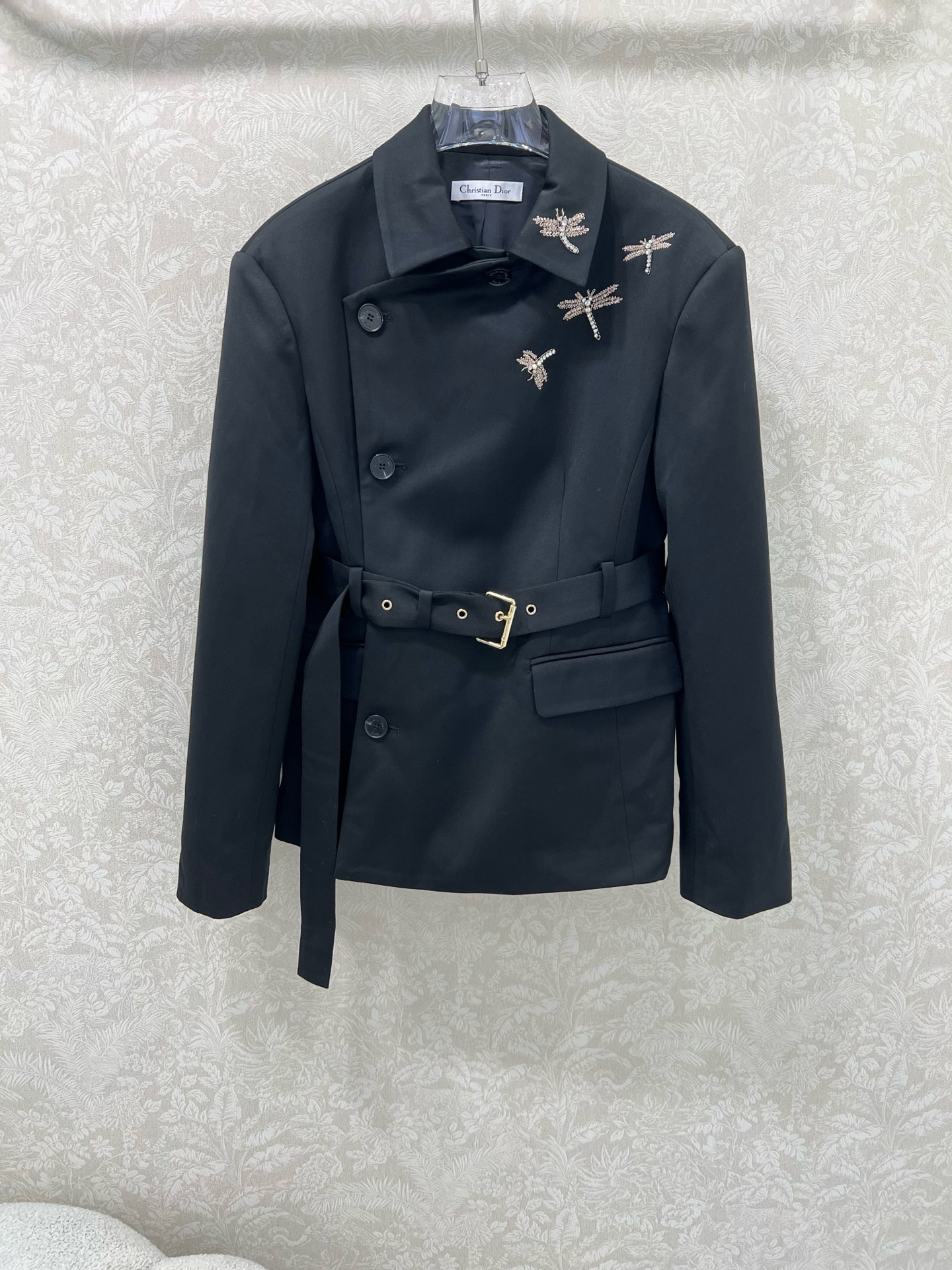 🔥🔥DIO*25秋冬新品经典双排扣腰带收腰西装外套 肩膀处定位蜻蜓刺绣工艺非常戏睛 精致干练又奢华 3D