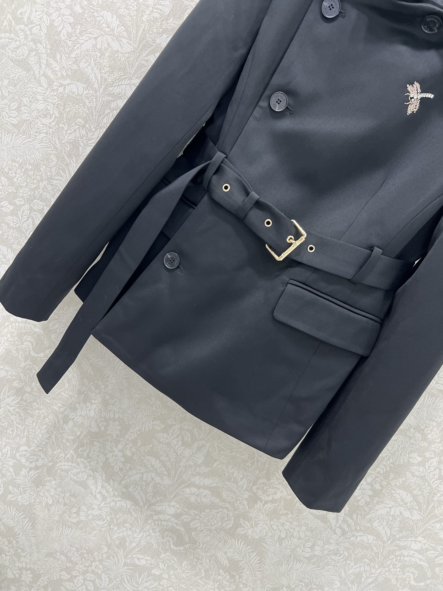 🔥🔥DIO*25秋冬新品经典双排扣腰带收腰西装外套 肩膀处定位蜻蜓刺绣工艺非常戏睛 精致干练又奢华 3D