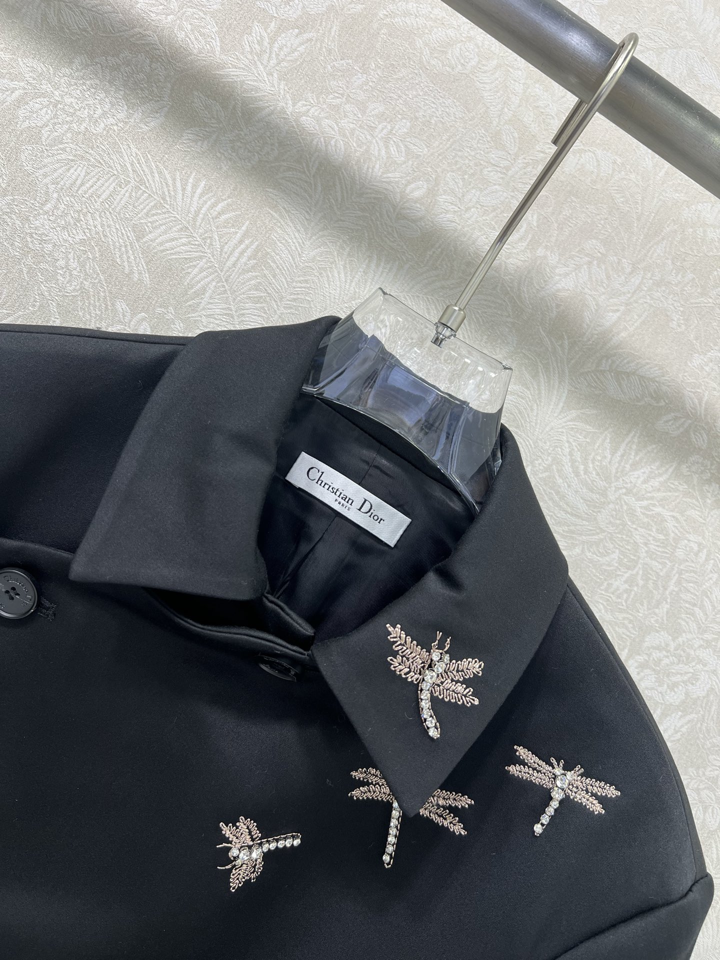 🔥🔥DIO*25秋冬新品经典双排扣腰带收腰西装外套 肩膀处定位蜻蜓刺绣工艺非常戏睛 精致干练又奢华 3D