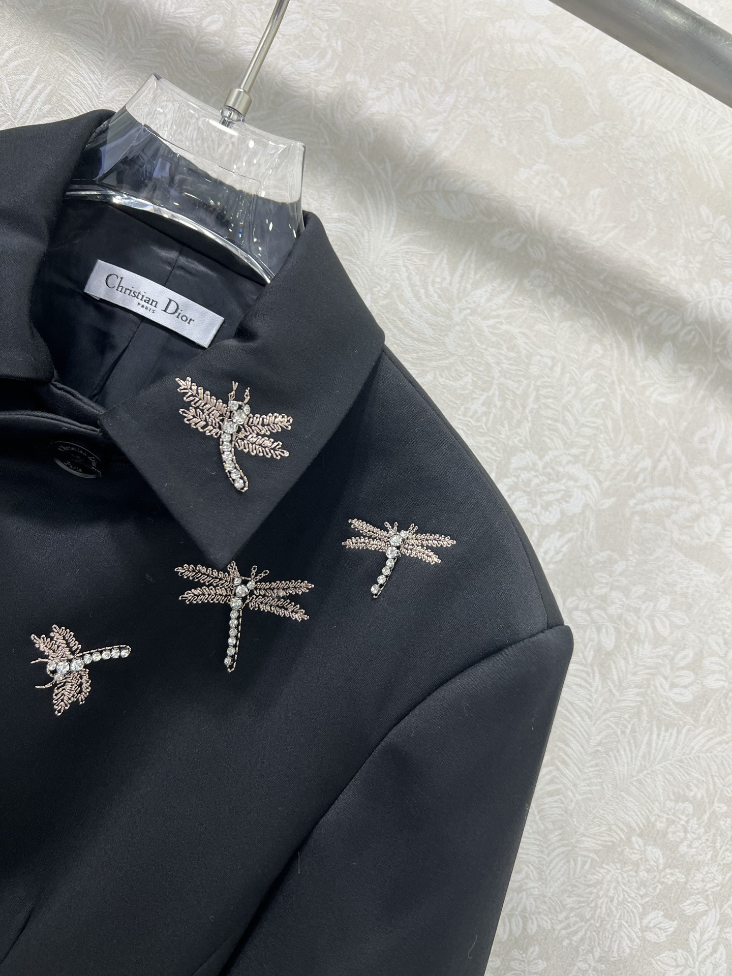 🔥🔥DIO*25秋冬新品经典双排扣腰带收腰西装外套 肩膀处定位蜻蜓刺绣工艺非常戏睛 精致干练又奢华 3D