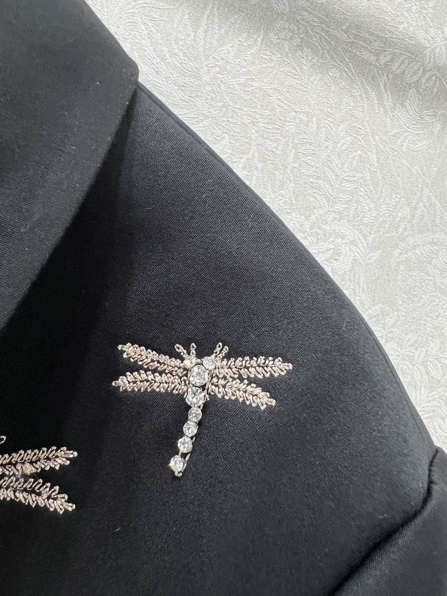 🔥🔥DIO*25秋冬新品经典双排扣腰带收腰西装外套 肩膀处定位蜻蜓刺绣工艺非常戏睛 精致干练又奢华 3D