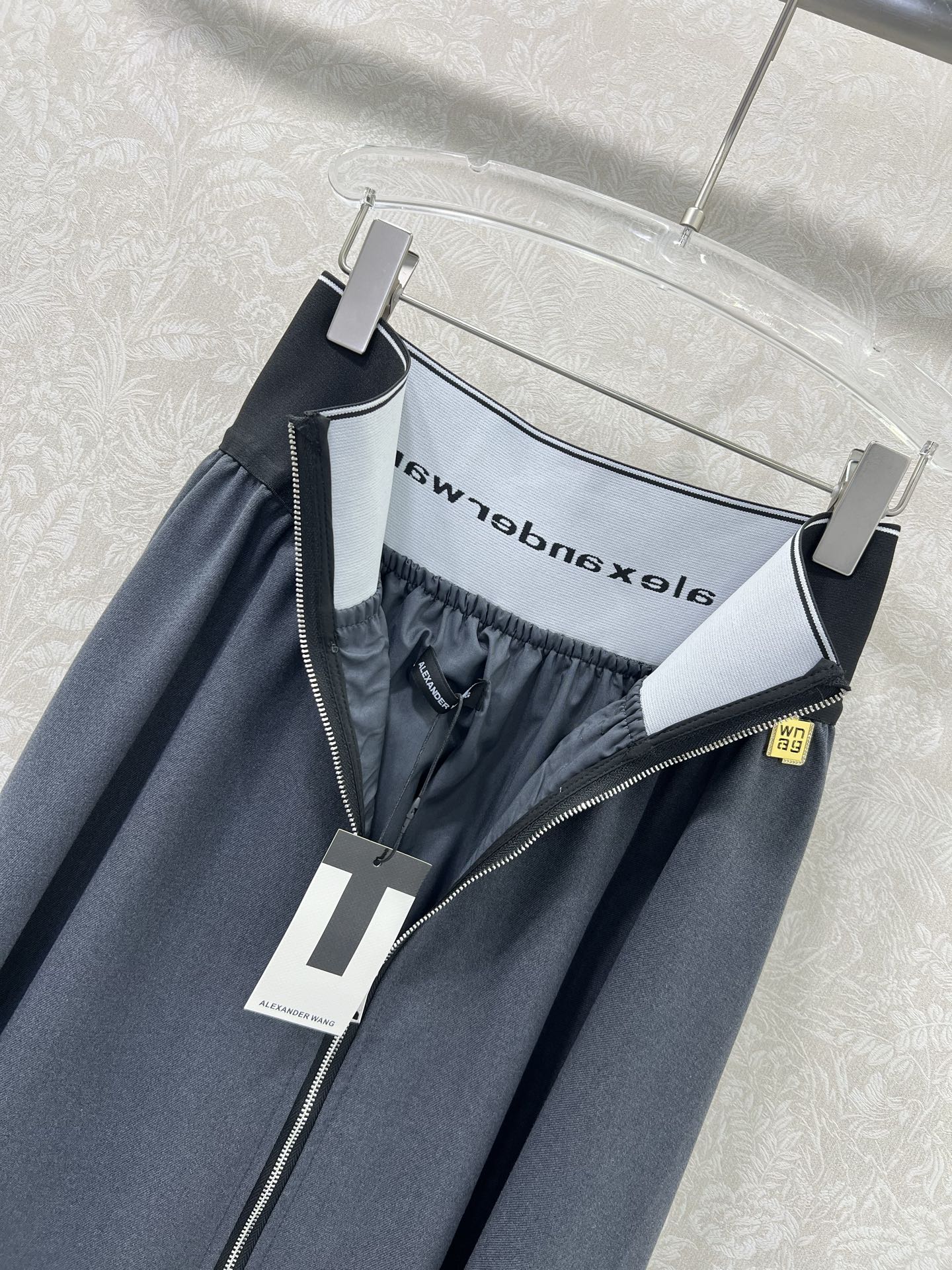 🔥🔥Alexand*r wang大王22早秋新品大王家纯色高腰织带半裙，不可多得的半裙一条，腰头以aw字