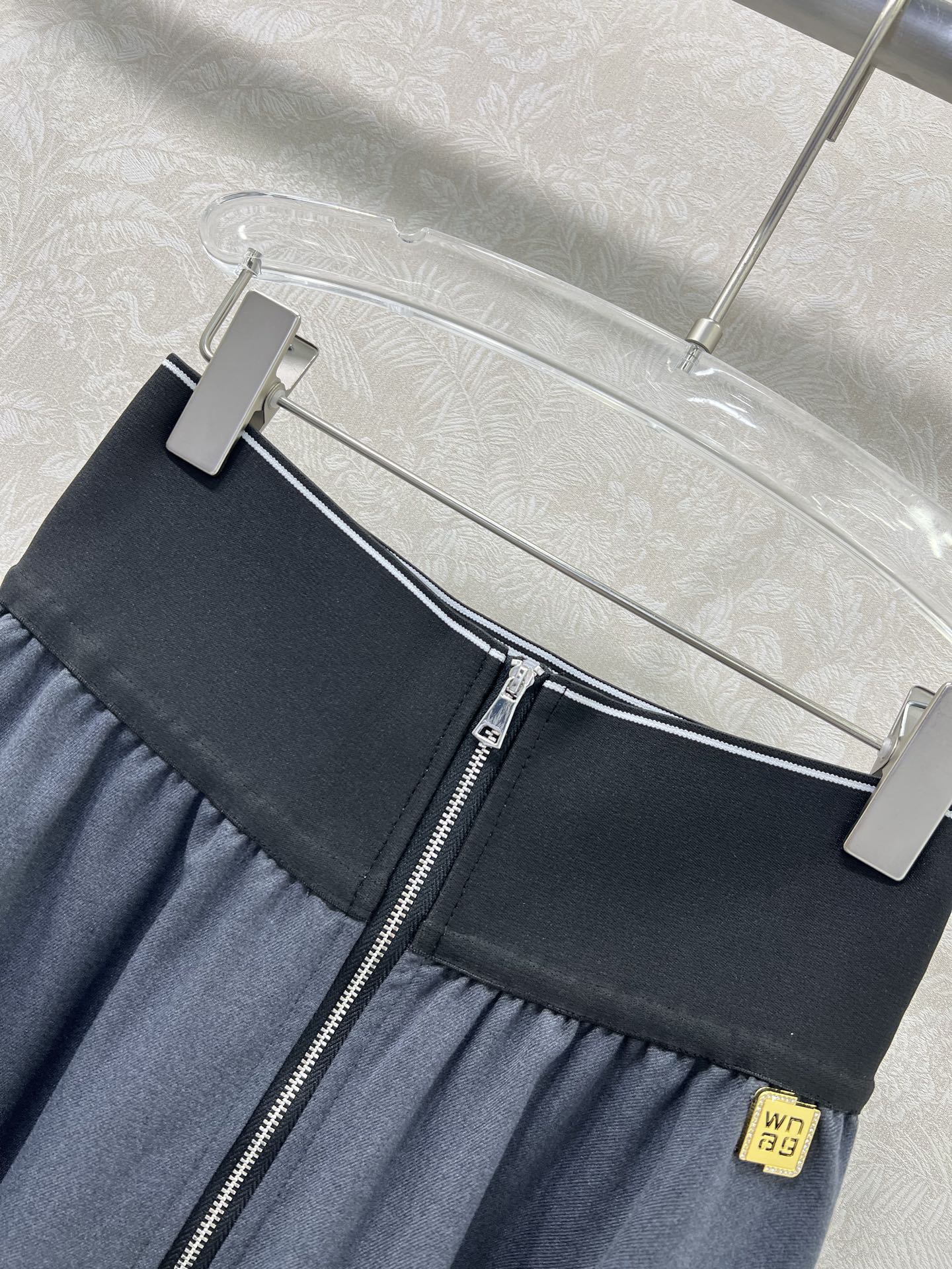 🔥🔥Alexand*r wang大王22早秋新品大王家纯色高腰织带半裙，不可多得的半裙一条，腰头以aw字