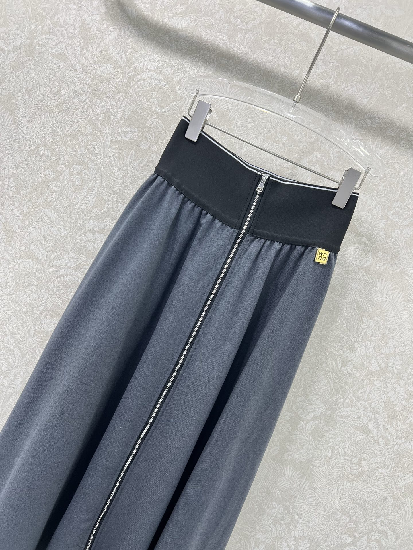 🔥🔥Alexand*r wang大王22早秋新品大王家纯色高腰织带半裙，不可多得的半裙一条，腰头以aw字