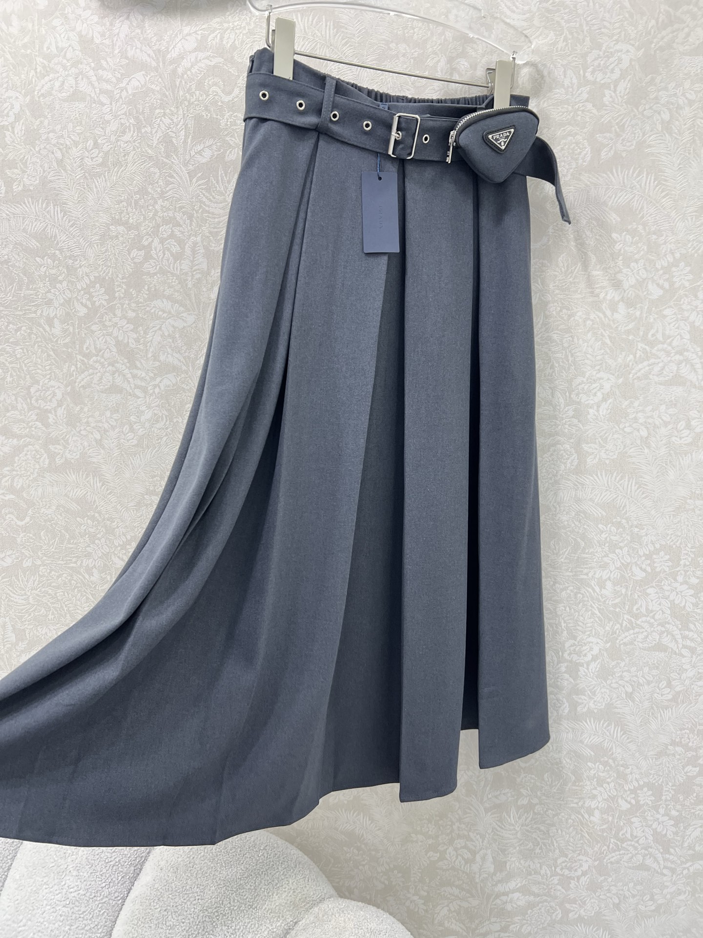 🔥🔥PRAD*PD家25新款腰包腰带半裙 定制YB进口磨毛材质 垂顺舒适 质感十足 三角标腰包腰带加持时