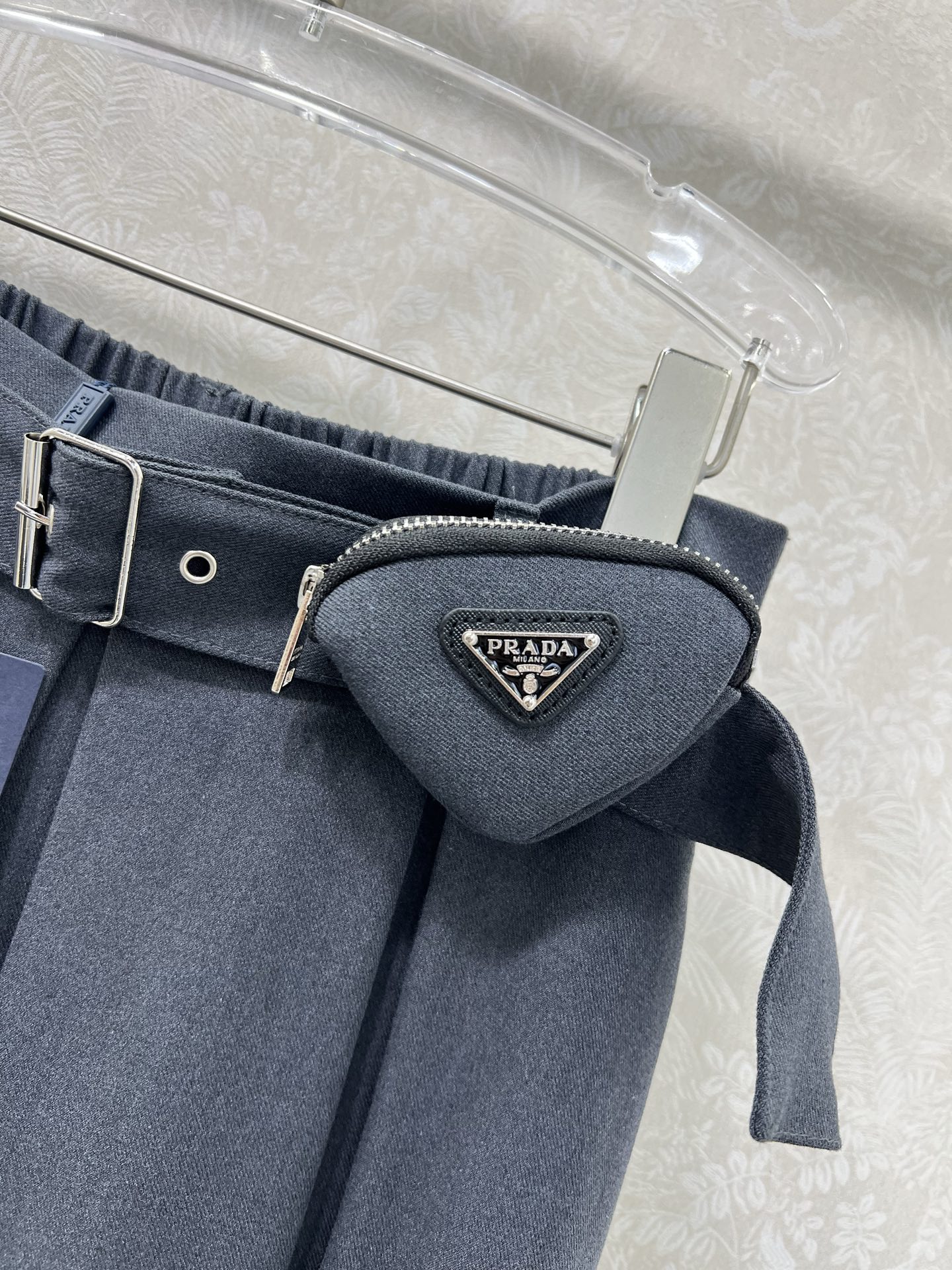 🔥🔥PRAD*PD家25新款腰包腰带半裙 定制YB进口磨毛材质 垂顺舒适 质感十足 三角标腰包腰带加持时