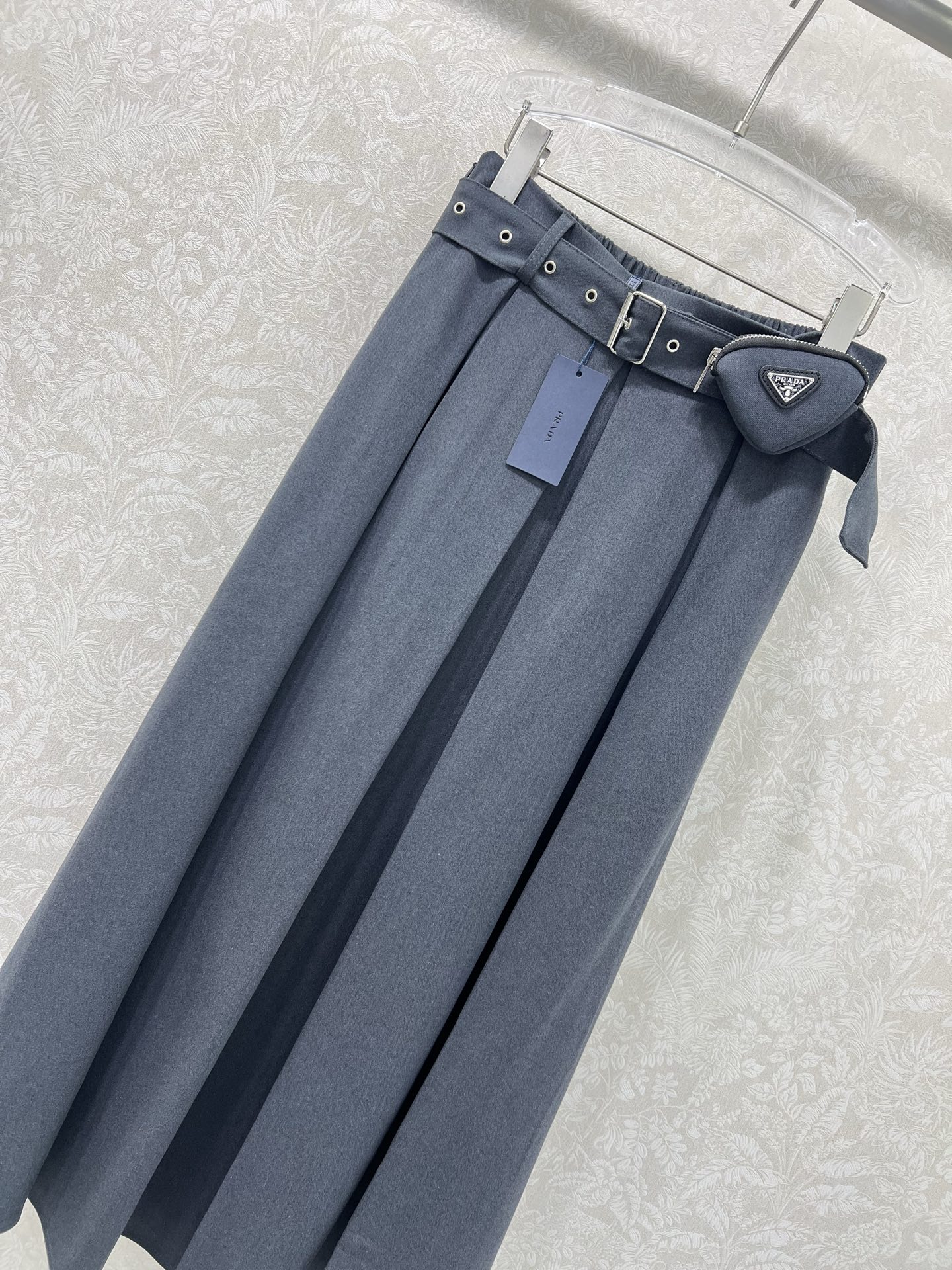 🔥🔥PRAD*PD家25新款腰包腰带半裙 定制YB进口磨毛材质 垂顺舒适 质感十足 三角标腰包腰带加持时
