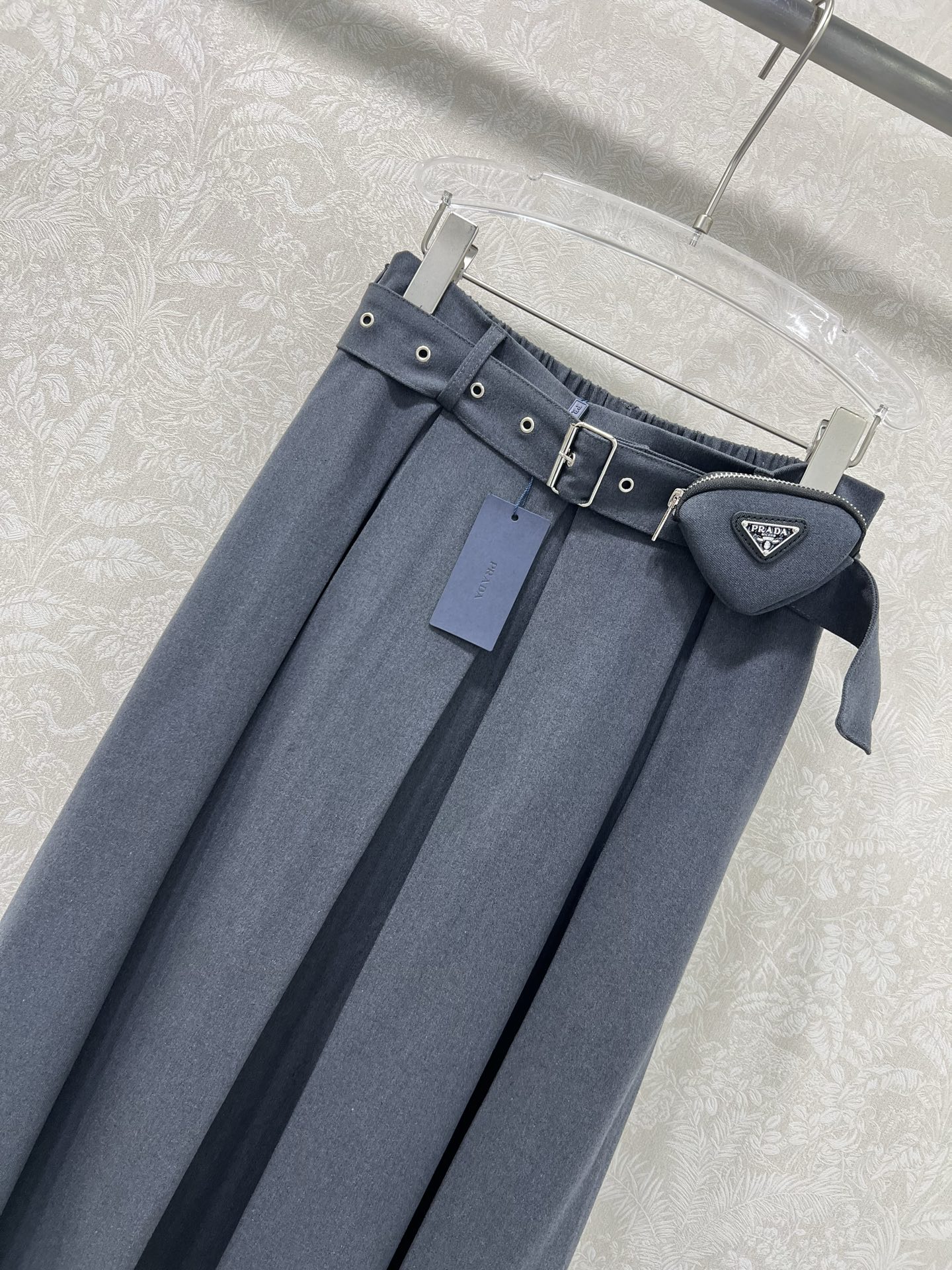 🔥🔥PRAD*PD家25新款腰包腰带半裙 定制YB进口磨毛材质 垂顺舒适 质感十足 三角标腰包腰带加持时