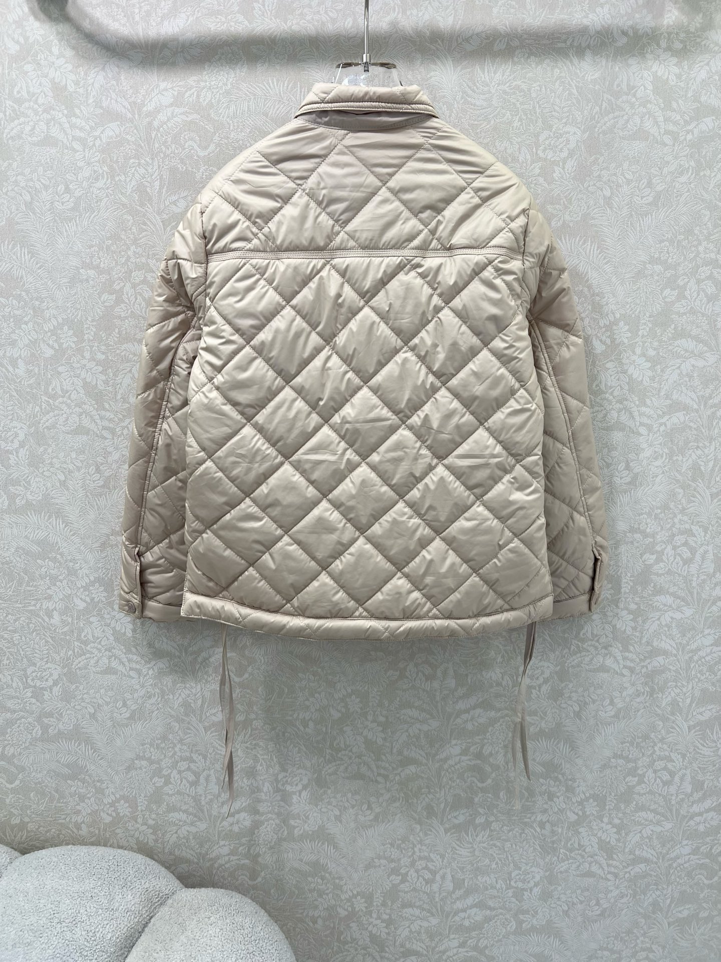 🔥🔥Loew*25早秋新款菱格棉衣外套 口袋抽绳 翻领设计青春减龄 胸前口袋经典徽标刺绣点缀 前短后长 