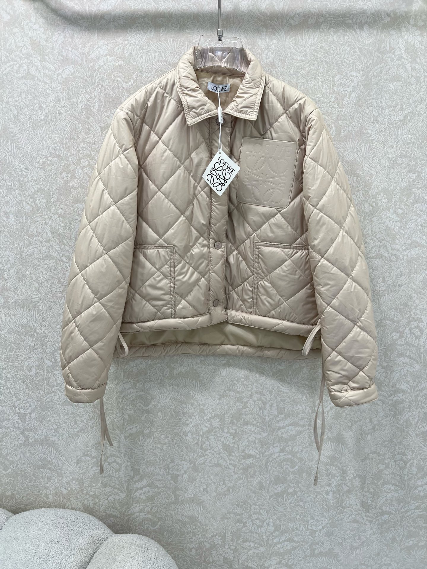 🔥🔥Loew*25早秋新款菱格棉衣外套 口袋抽绳 翻领设计青春减龄 胸前口袋经典徽标刺绣点缀 前短后长 