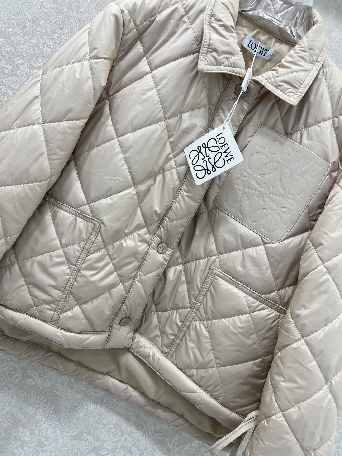 🔥🔥Loew*25早秋新款菱格棉衣外套 口袋抽绳 翻领设计青春减龄 胸前口袋经典徽标刺绣点缀 前短后长 