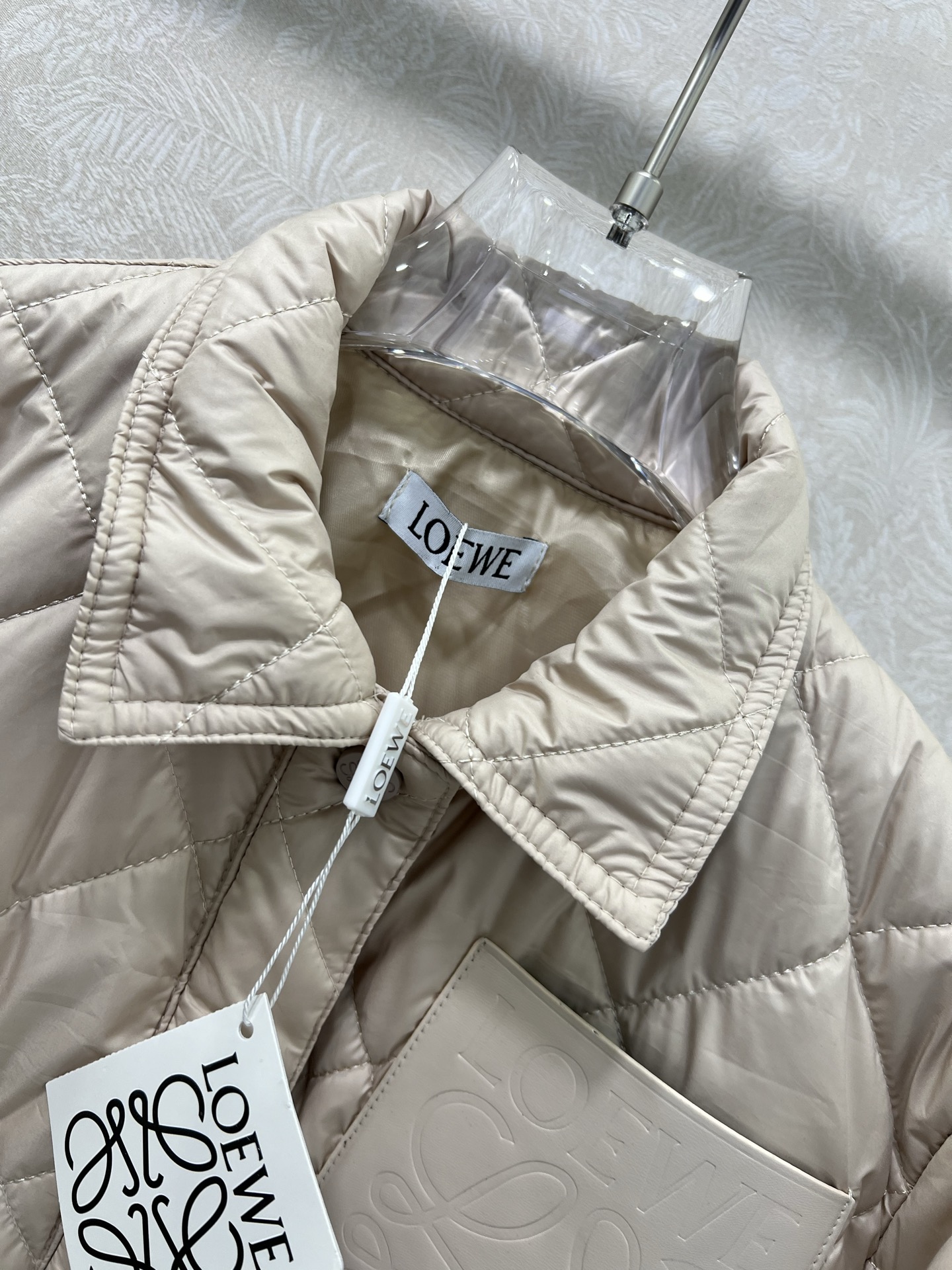 🔥🔥Loew*25早秋新款菱格棉衣外套 口袋抽绳 翻领设计青春减龄 胸前口袋经典徽标刺绣点缀 前短后长 