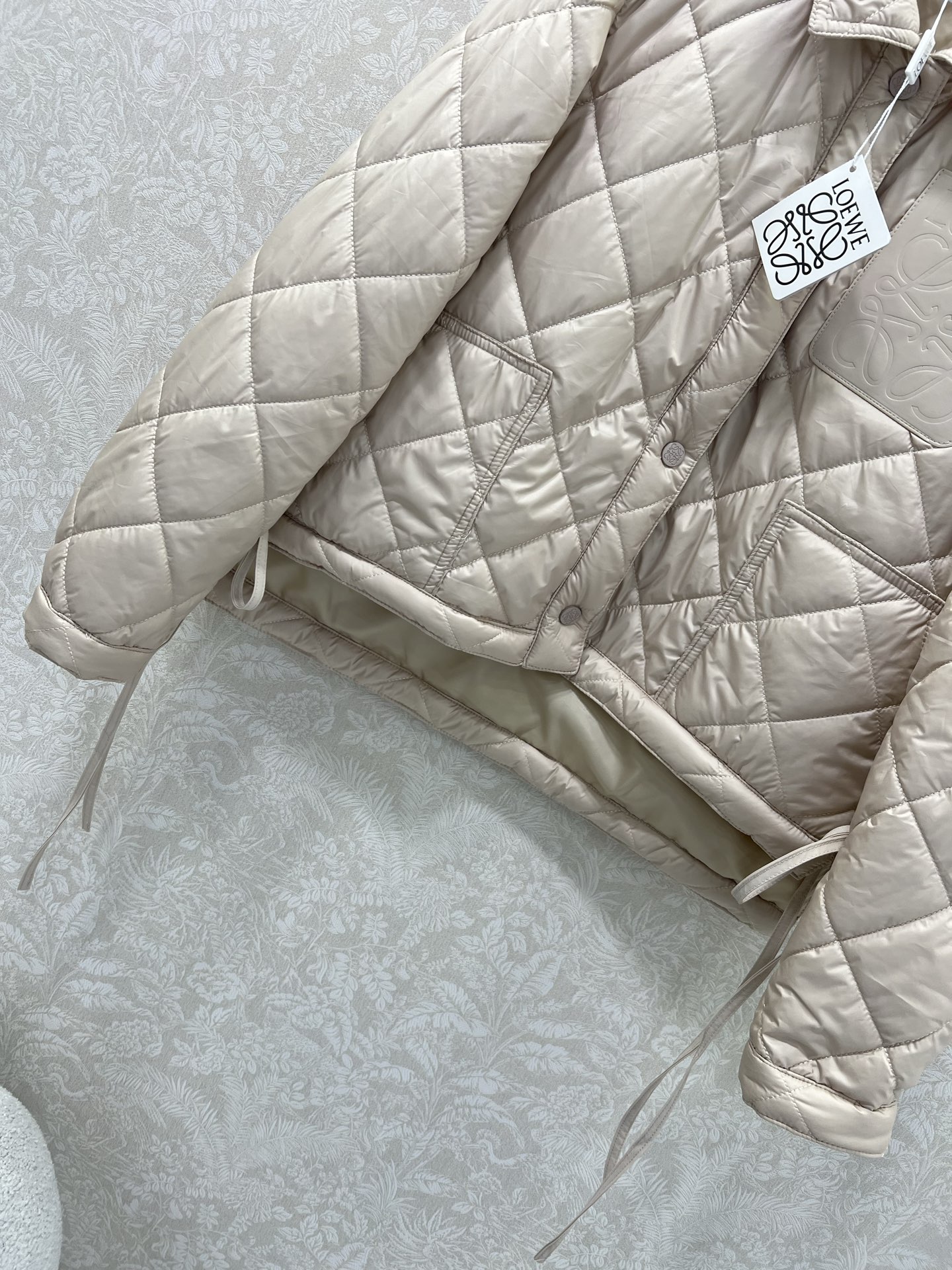 🔥🔥Loew*25早秋新款菱格棉衣外套 口袋抽绳 翻领设计青春减龄 胸前口袋经典徽标刺绣点缀 前短后长 