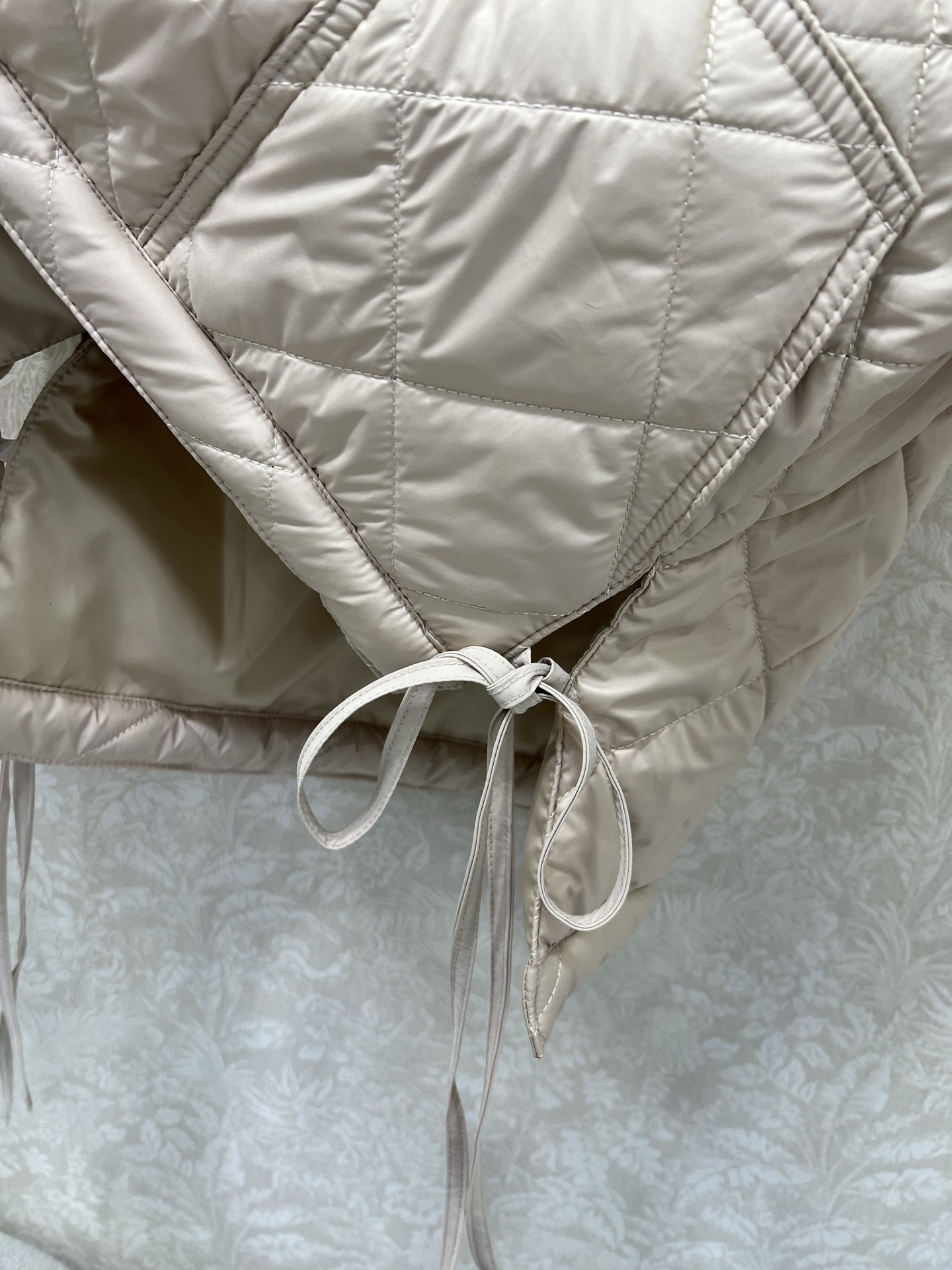 🔥🔥Loew*25早秋新款菱格棉衣外套 口袋抽绳 翻领设计青春减龄 胸前口袋经典徽标刺绣点缀 前短后长 